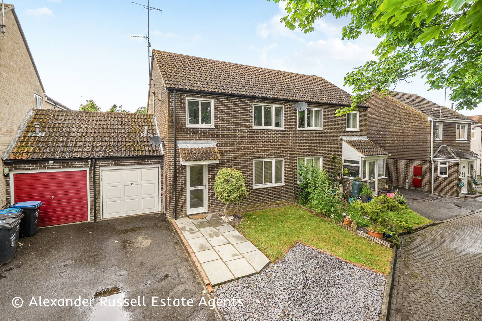 3 bedroom Semi-detached house Under Offer