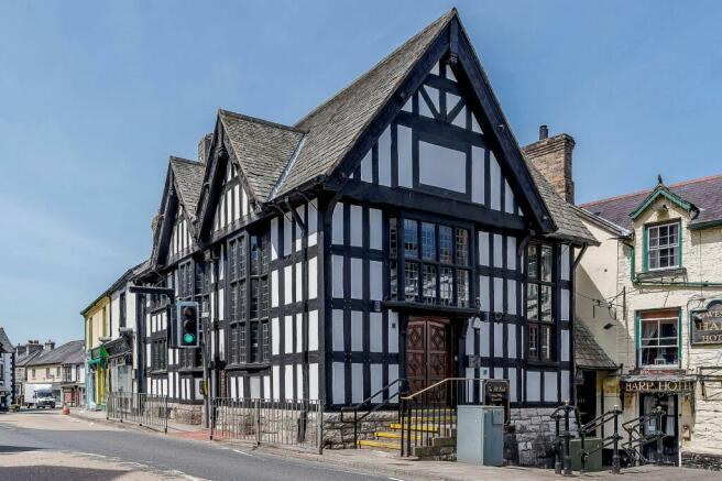  End of terrace house For Sale