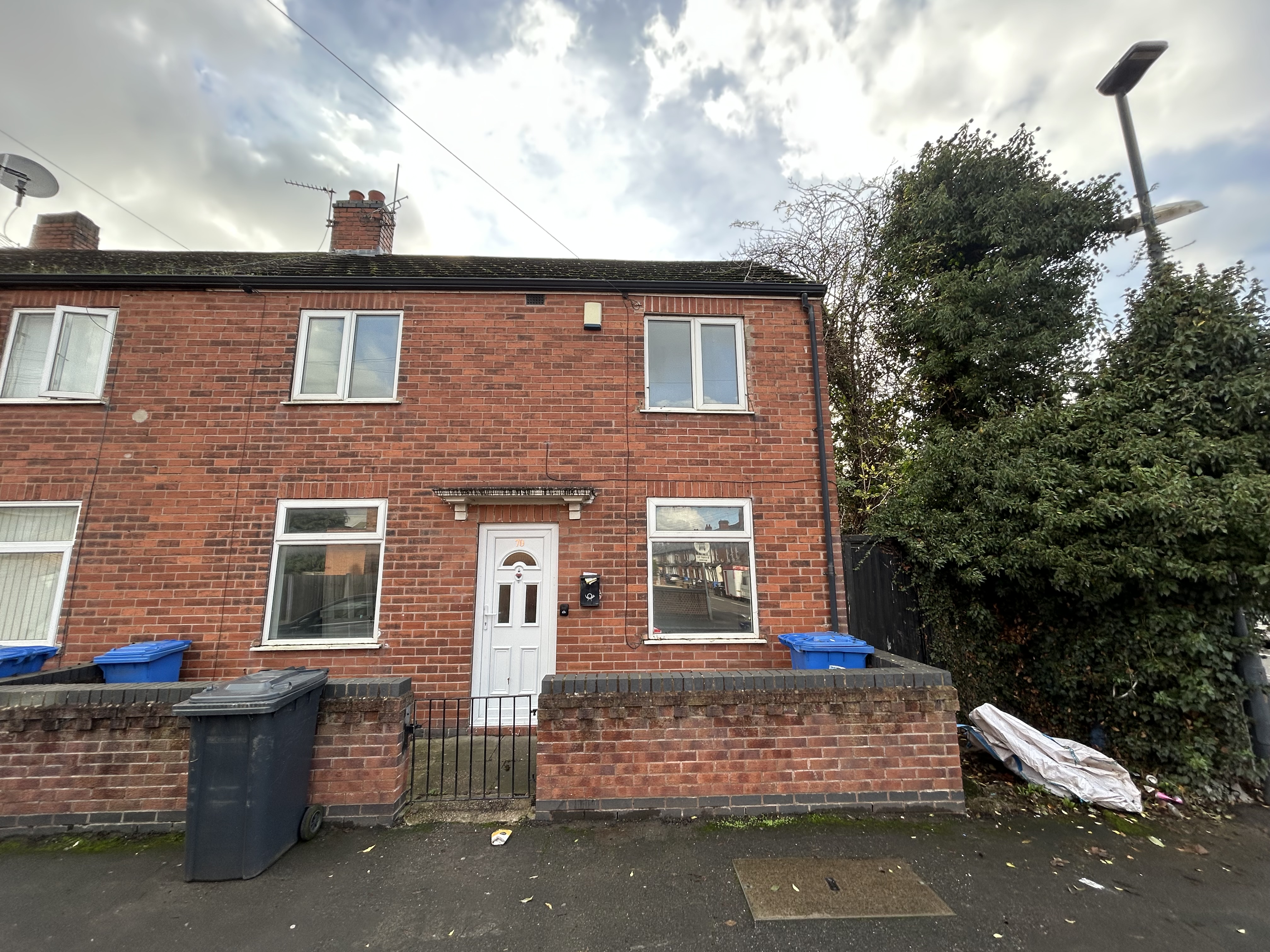  End of terrace house For Sale