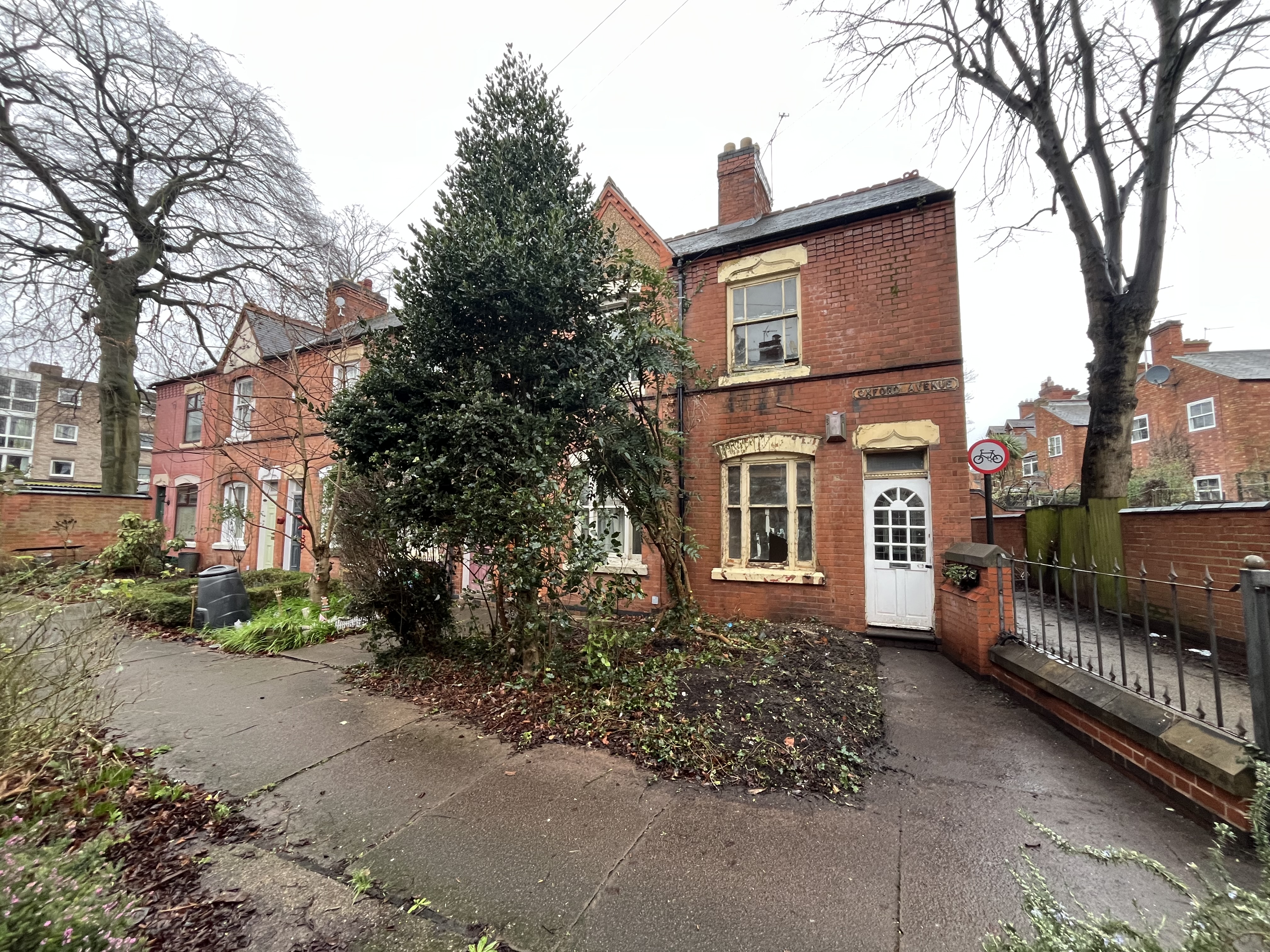  End of terrace house For Sale