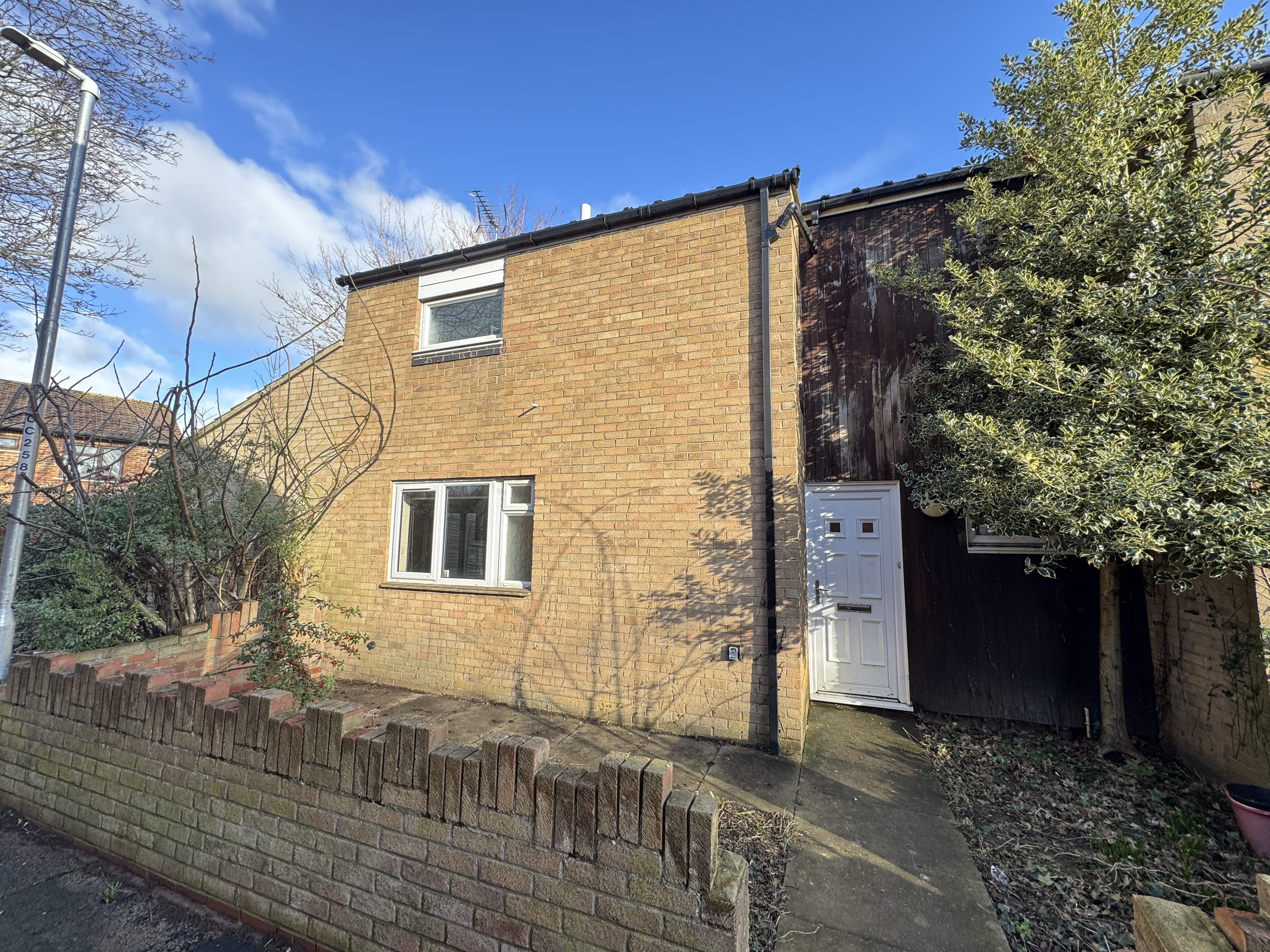  End of terrace house For Sale