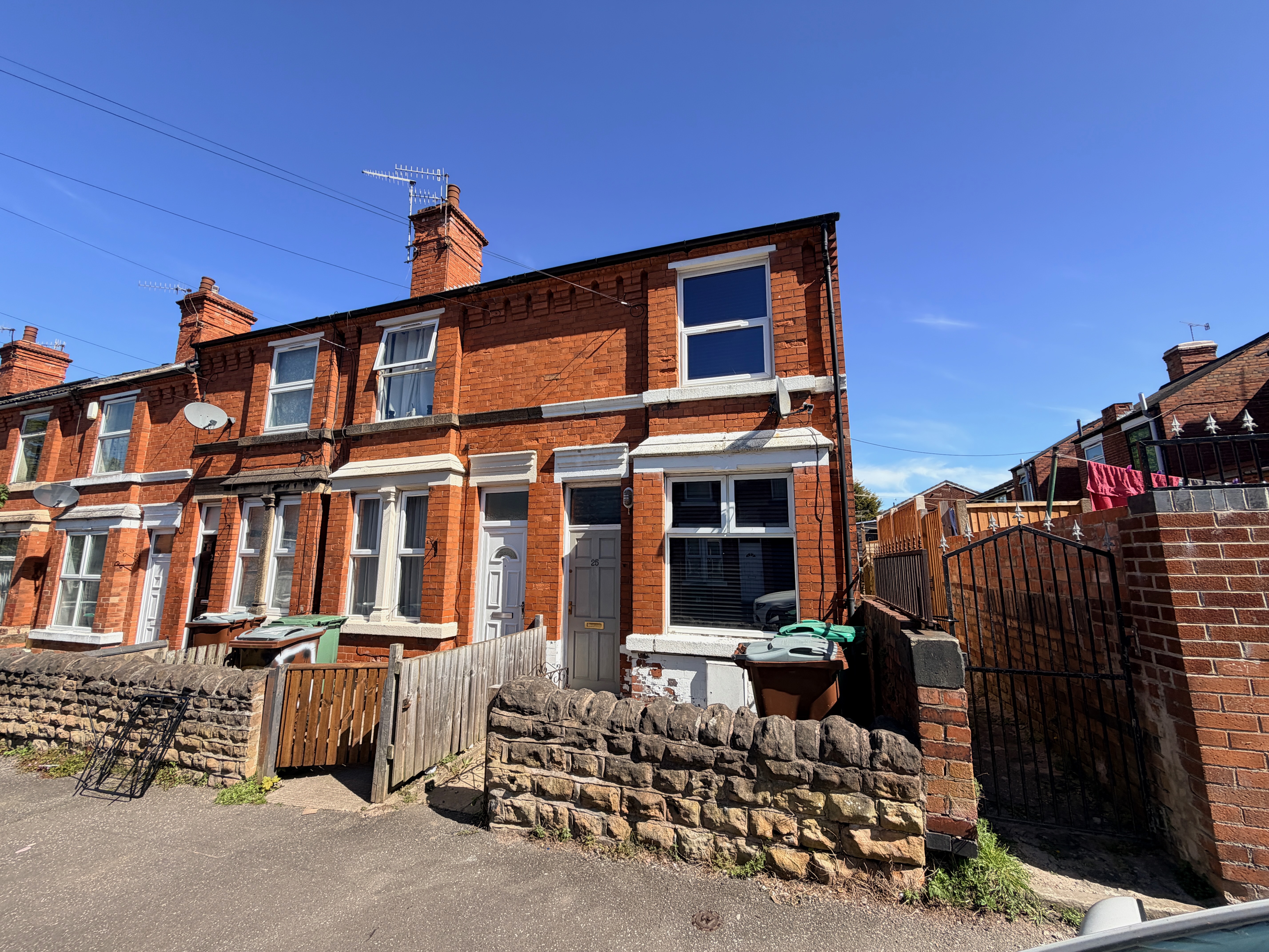 2 bedroom End of terrace house For Sale