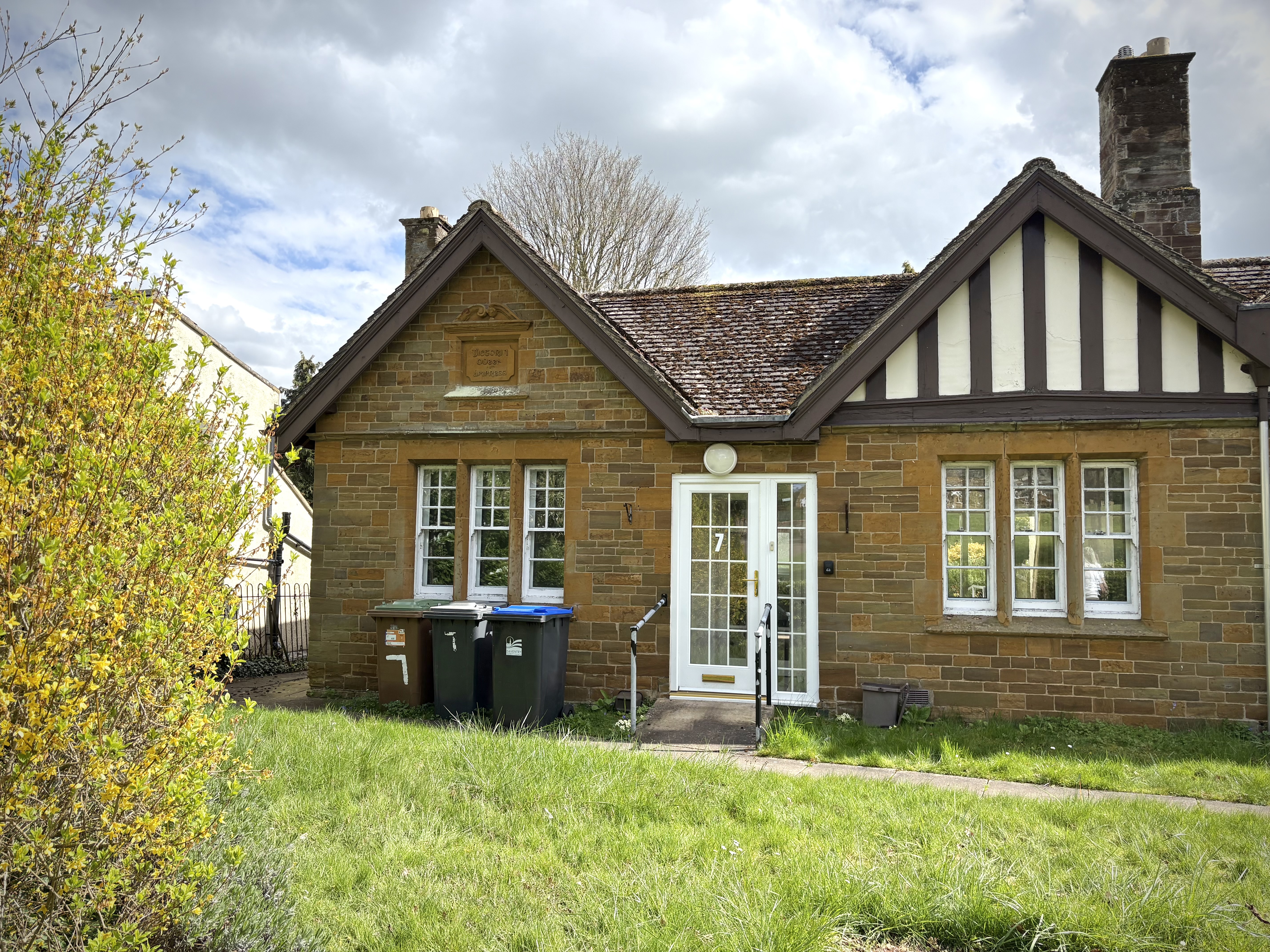 2 bedroom Cottage For Sale