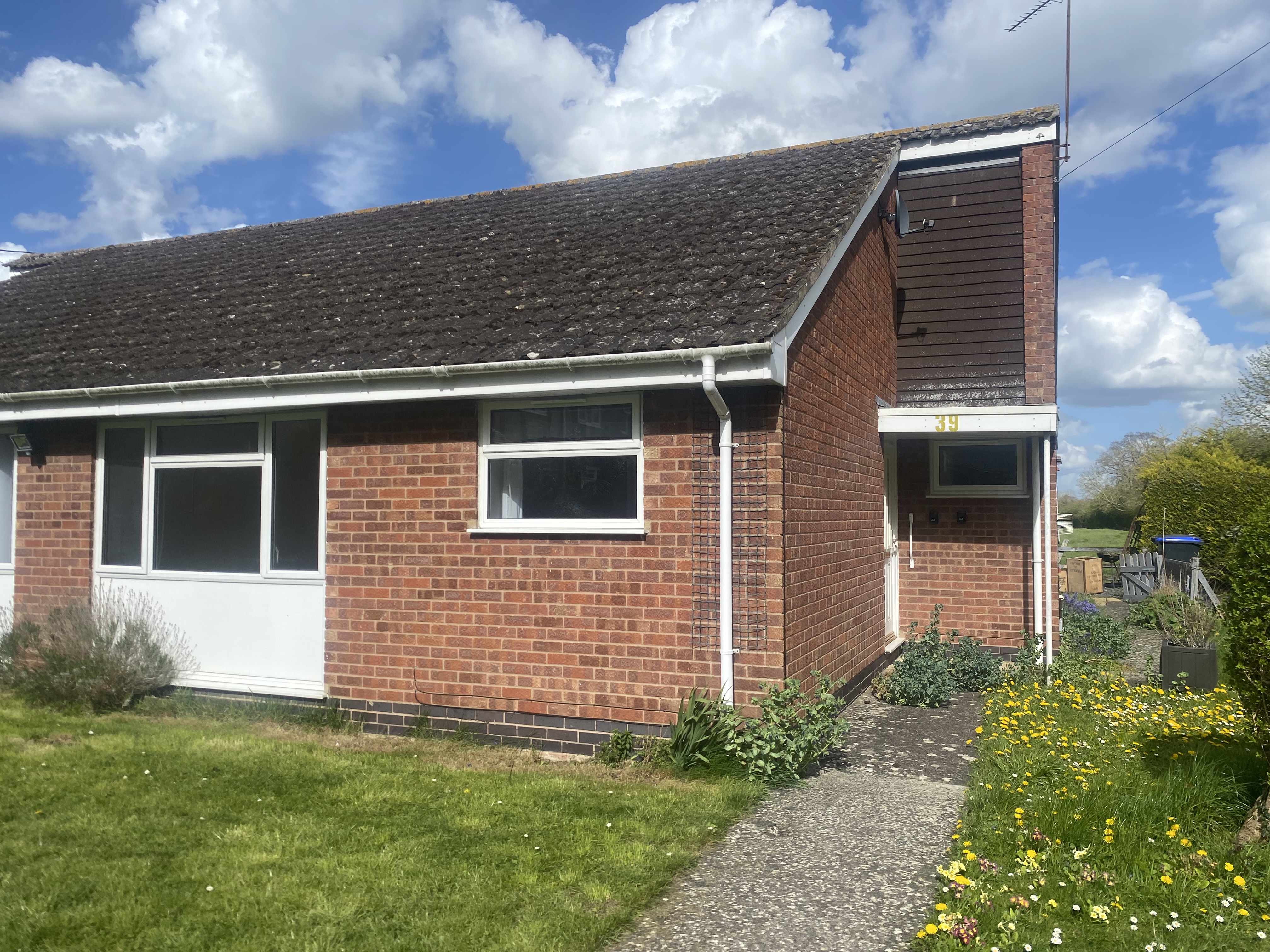 2 bedroom Detached bungalow For Sale