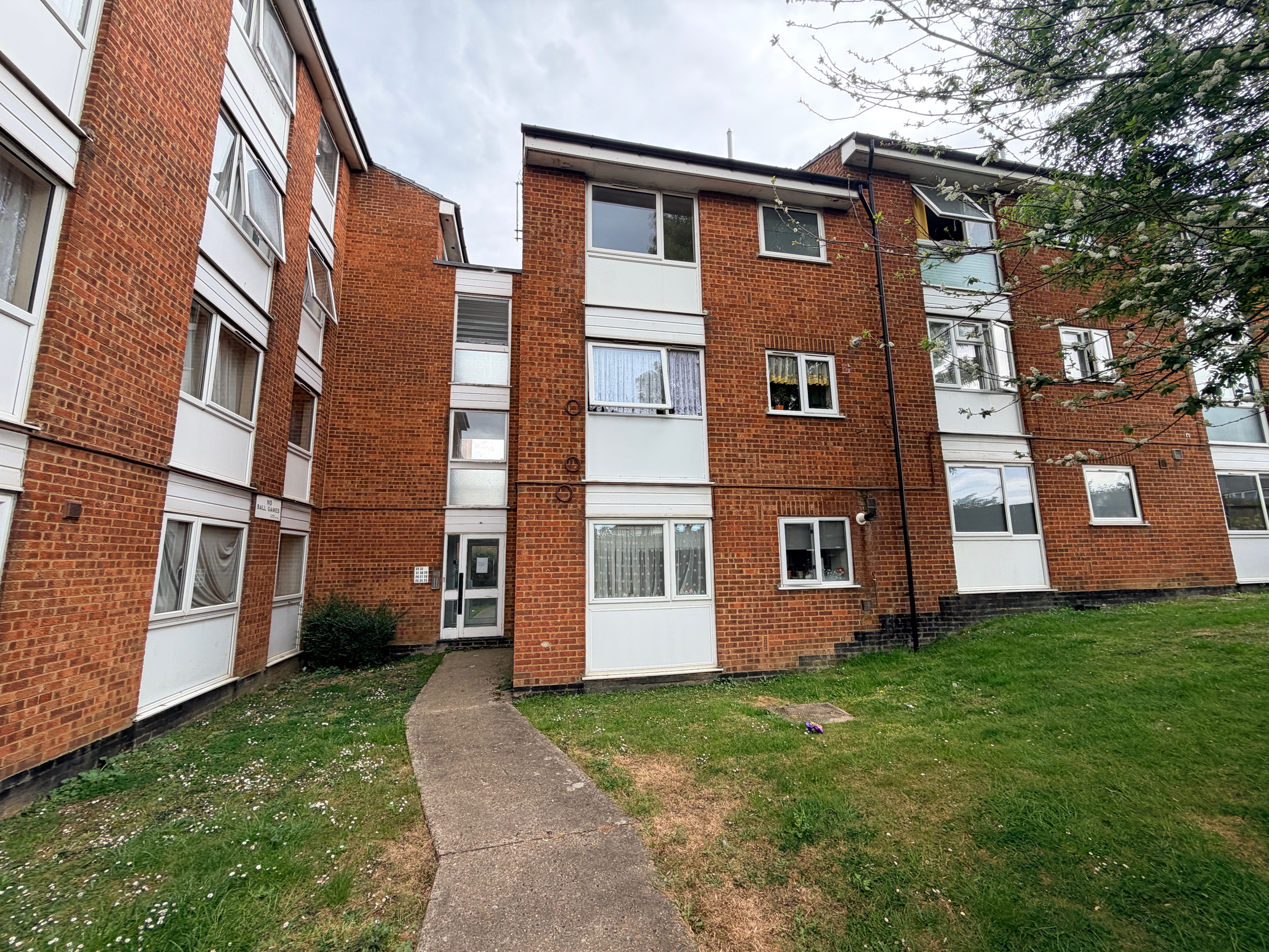 2 bedroom Flat For Sale