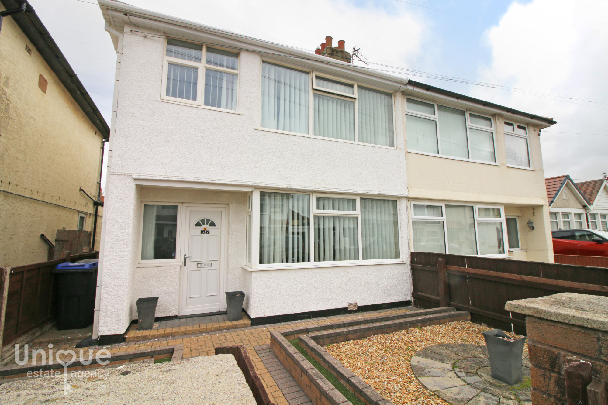3 bedroom Semi-detached house Under Offer