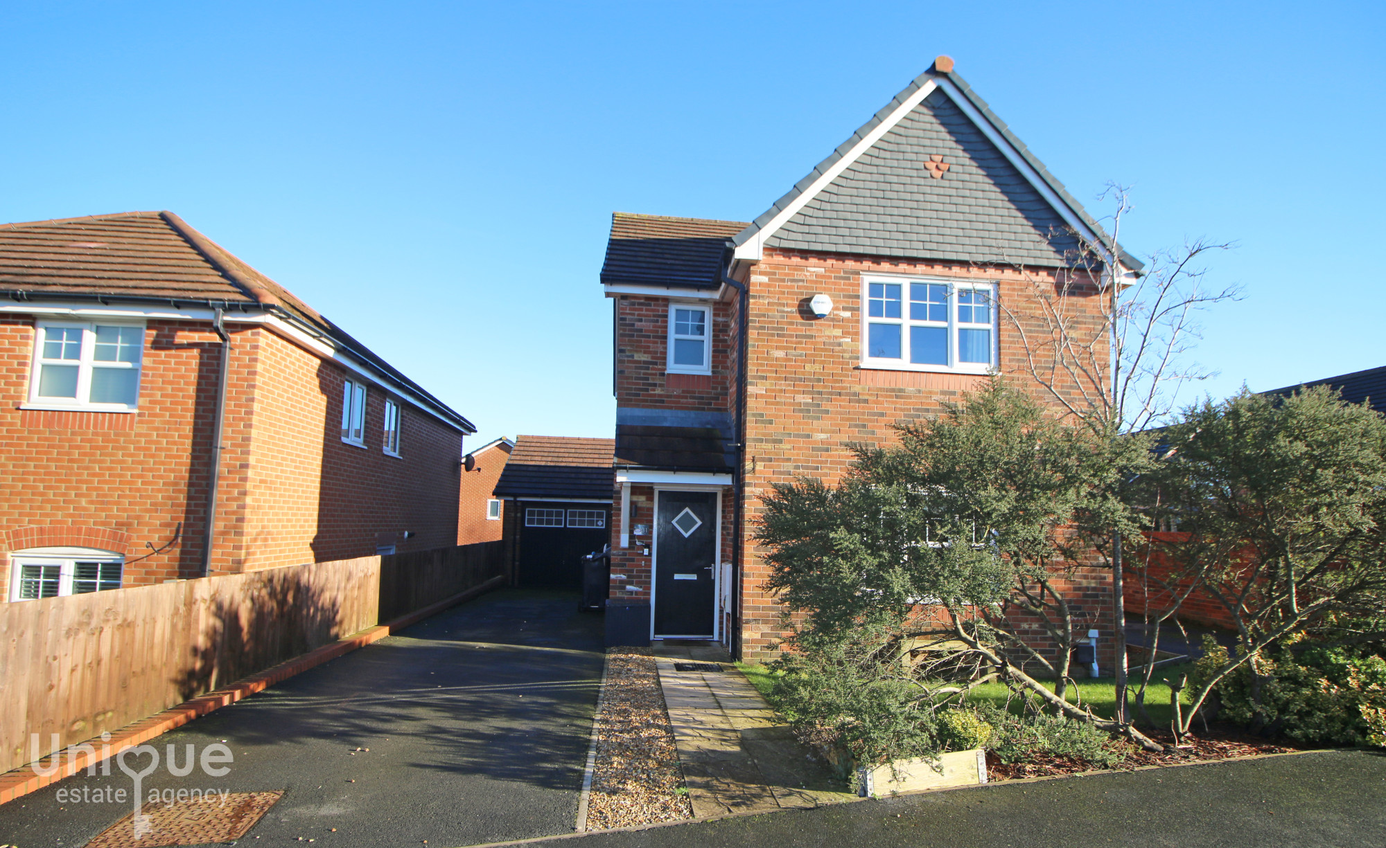 3 bedroom Detached house Under Offer