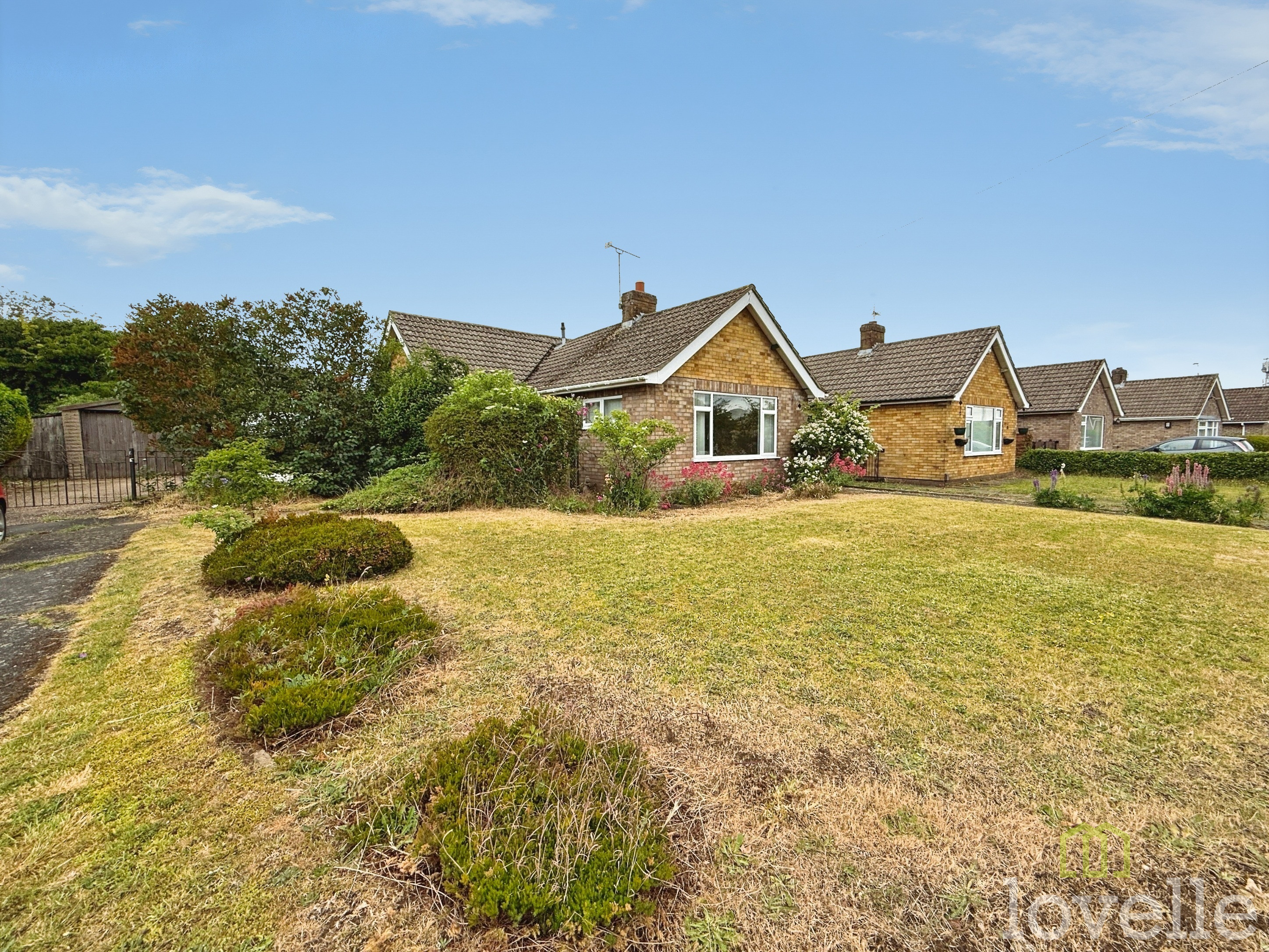 3 bedroom Detached bungalow Under Offer