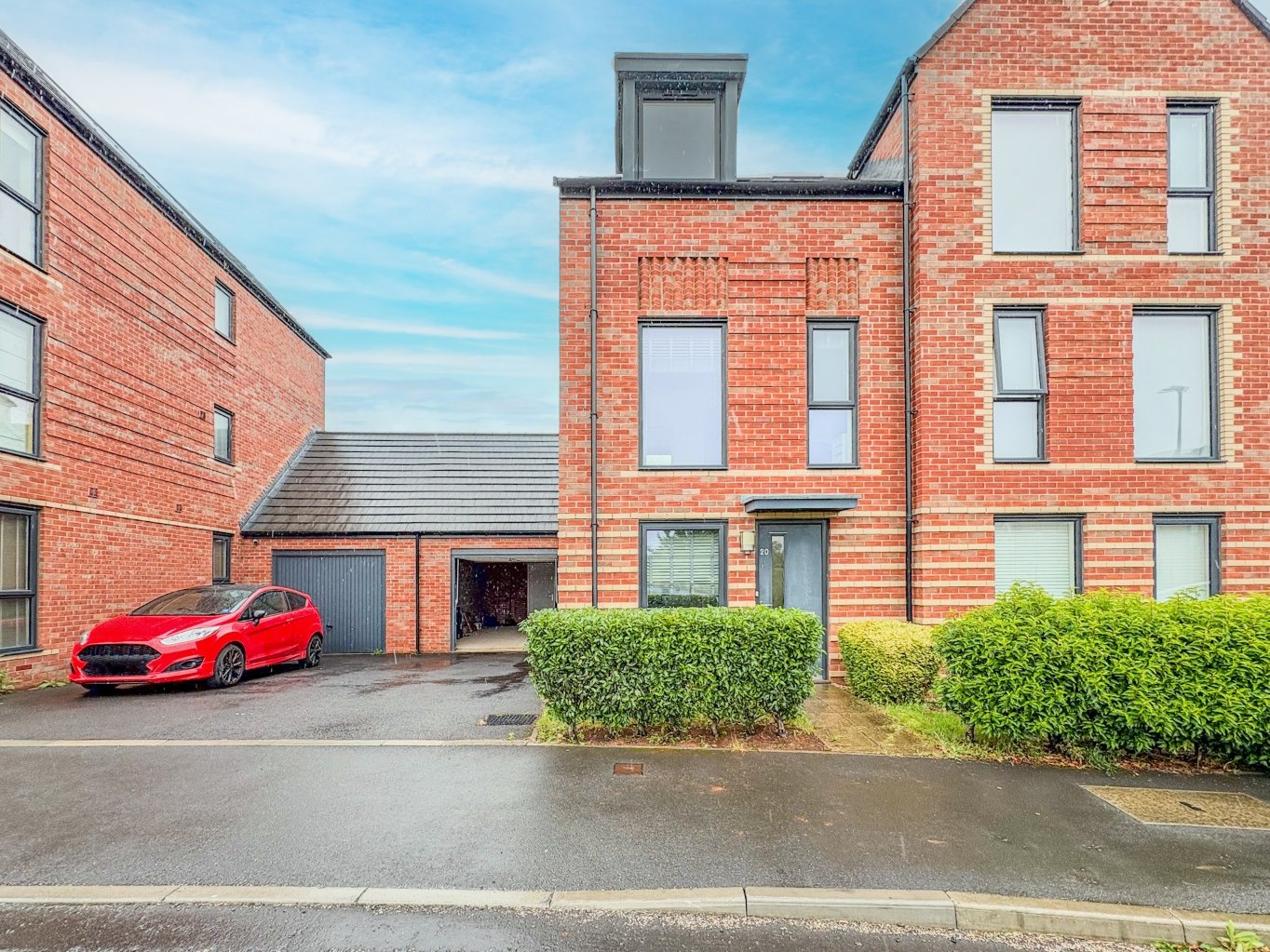 3 bedroom Semi-detached house Under Offer
