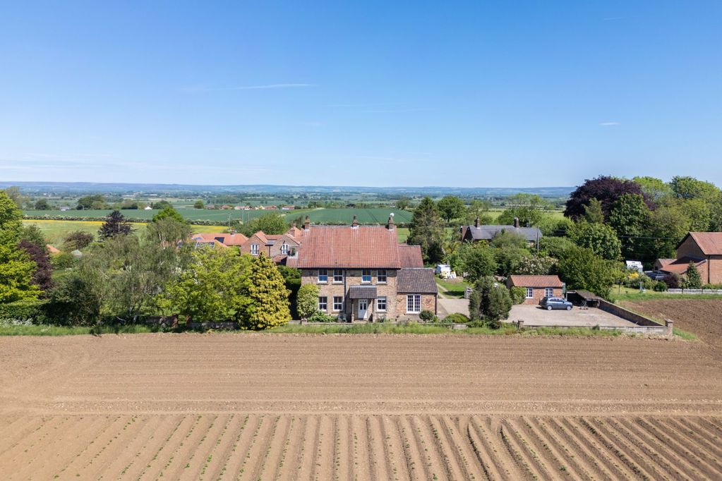4 bedroom Farm House For Sale