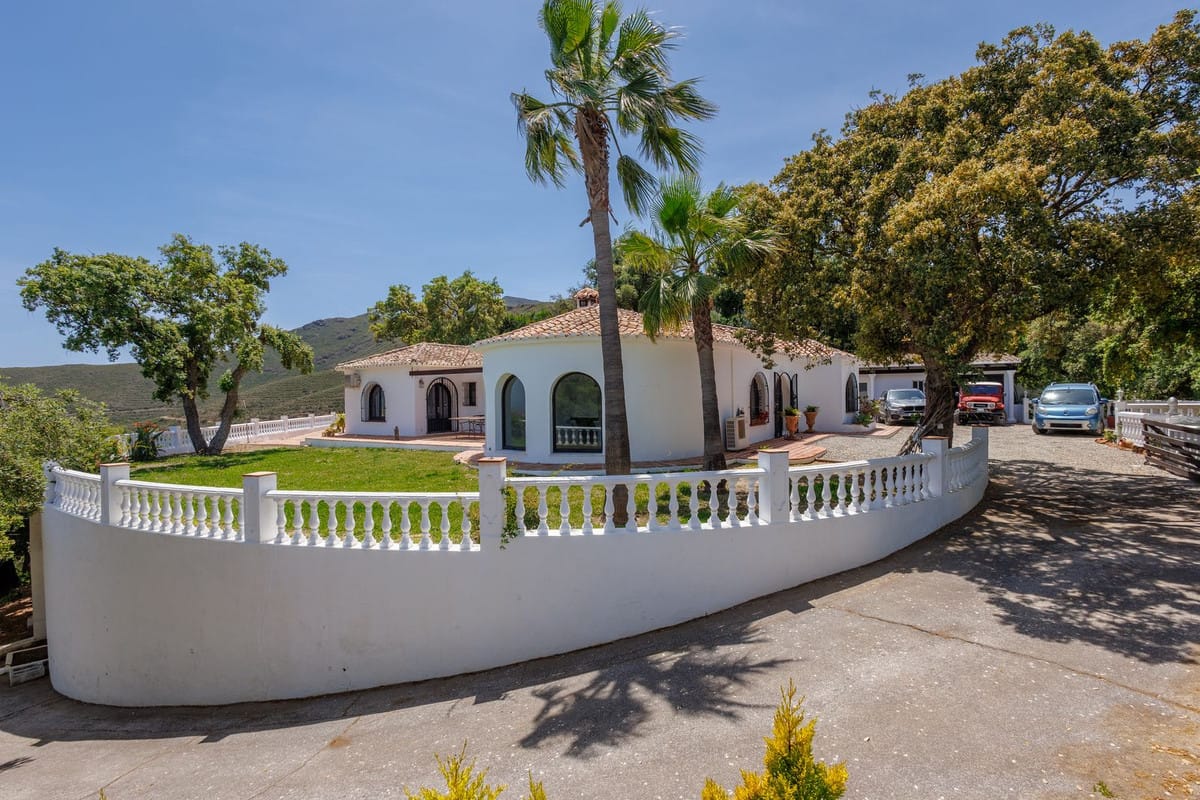 5 bedroom Villa For Sale