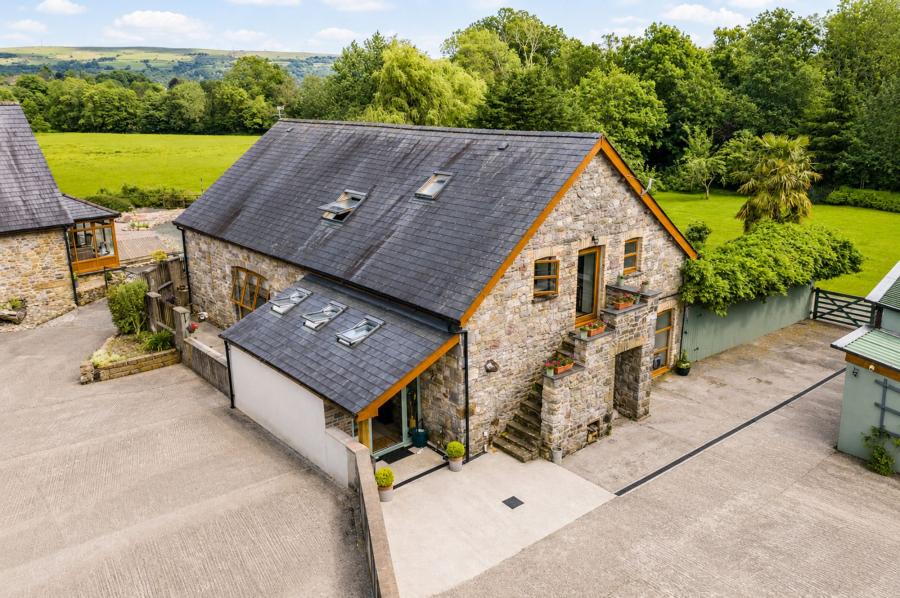 4 bedroom Barn For Sale