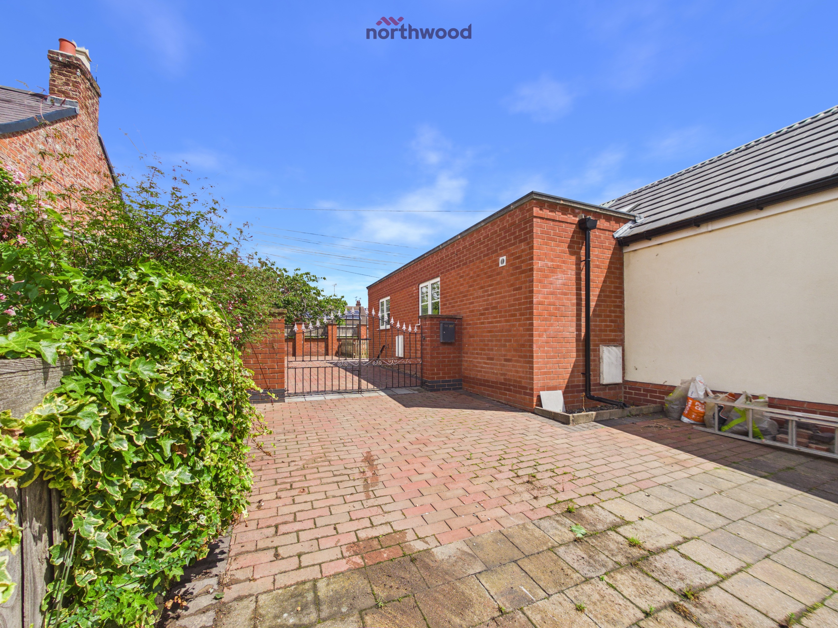 1 bedroom Detached bungalow For Sale