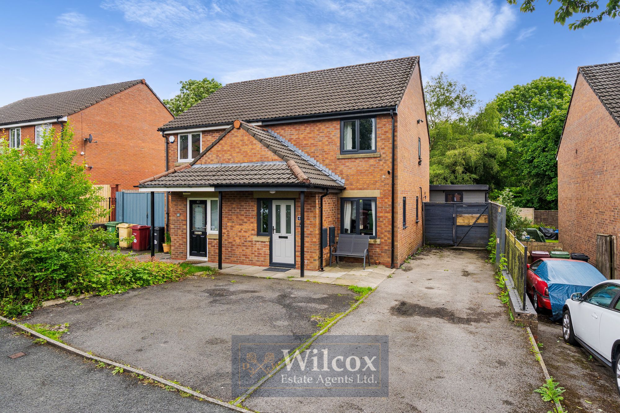 2 bedroom Semi-detached house Under Offer