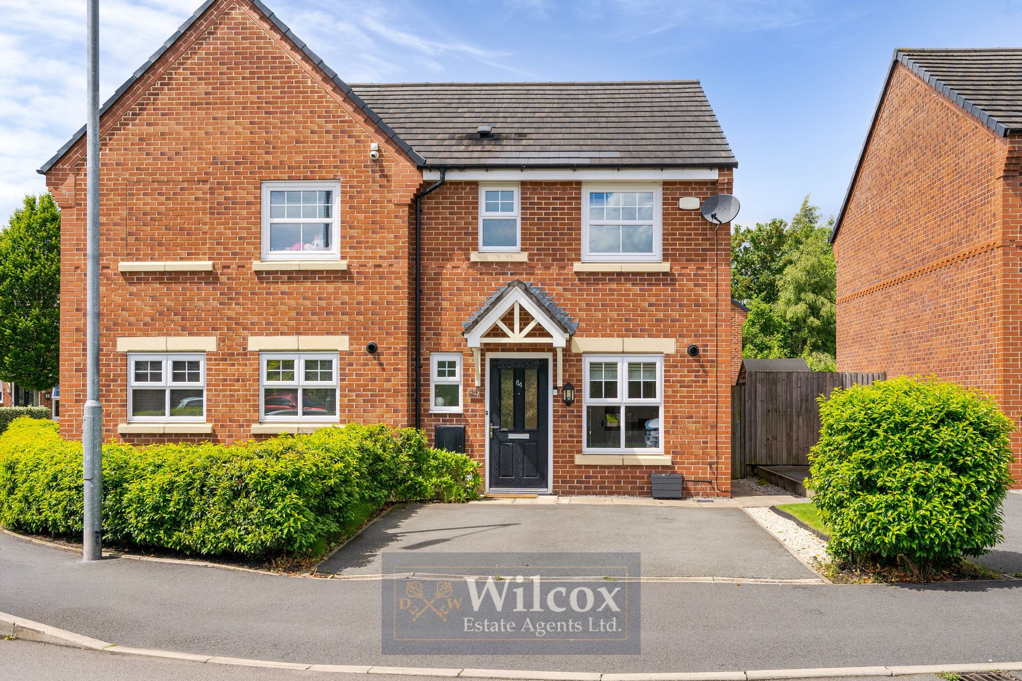 3 bedroom Semi-detached house Under Offer