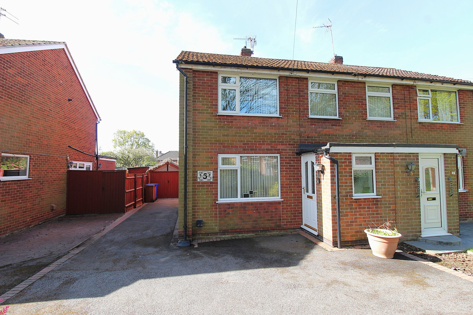 3 bedroom Semi-detached house Under Offer