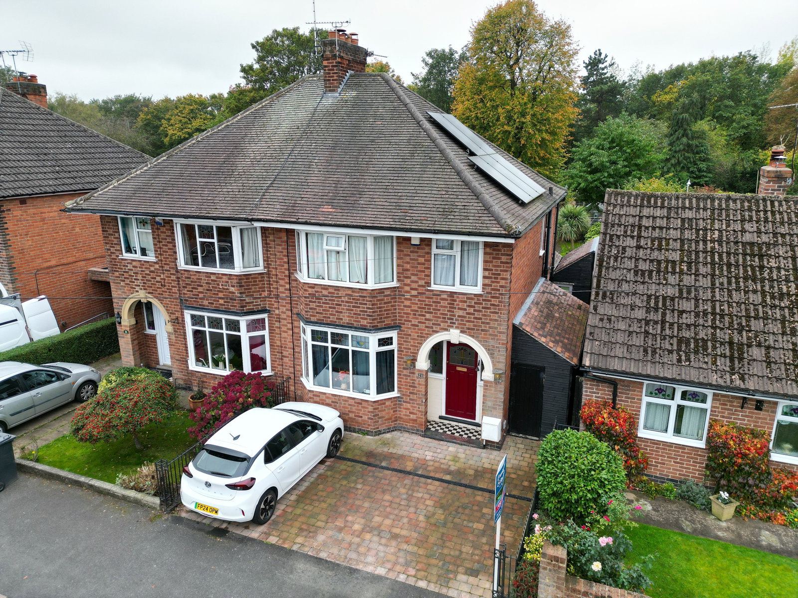 3 bedroom Semi-detached house Under Offer