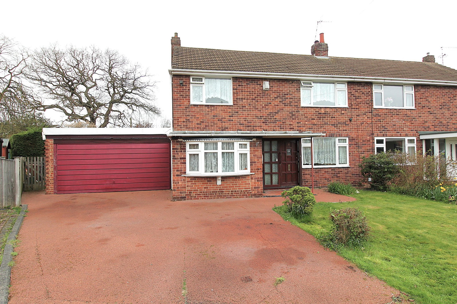 3 bedroom Semi-detached house Under Offer