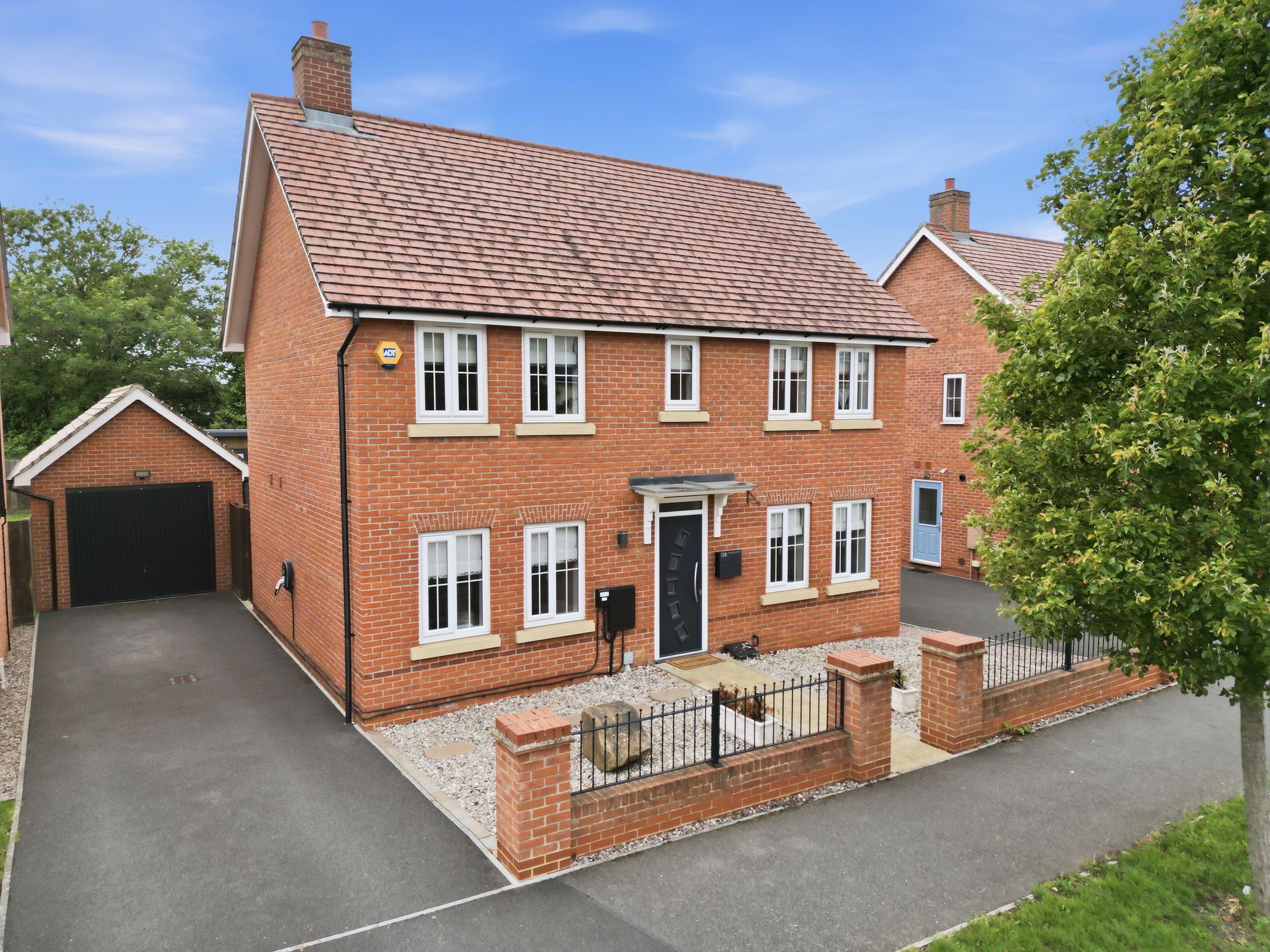 4 bedroom Detached house Under Offer