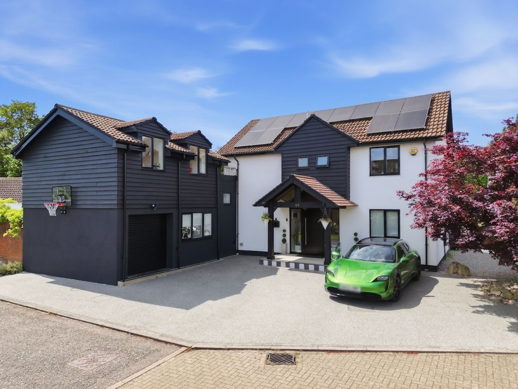 5 bedroom Detached house Under Offer