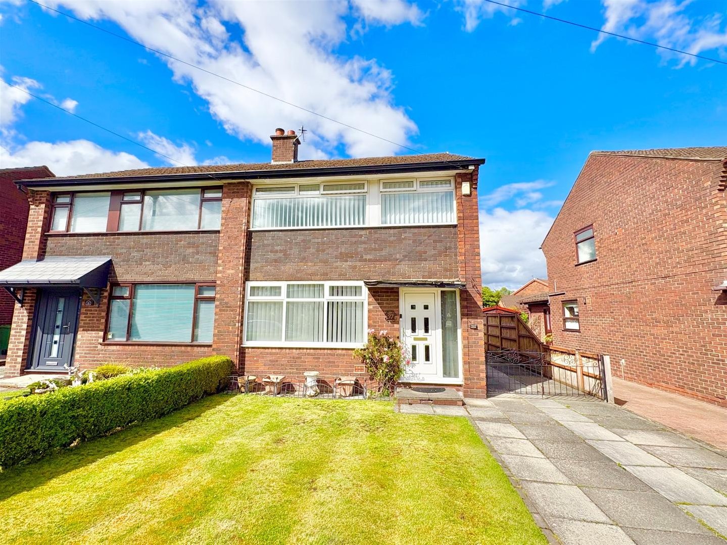 3 bedroom Semi-detached house For Sale