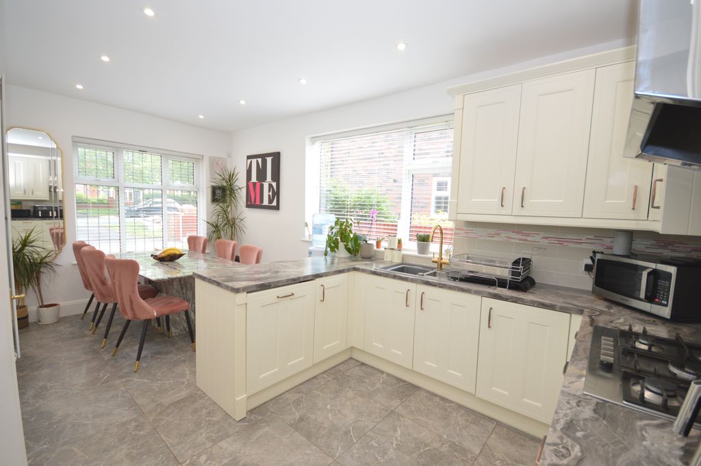 3 bedroom Link detached house For Sale