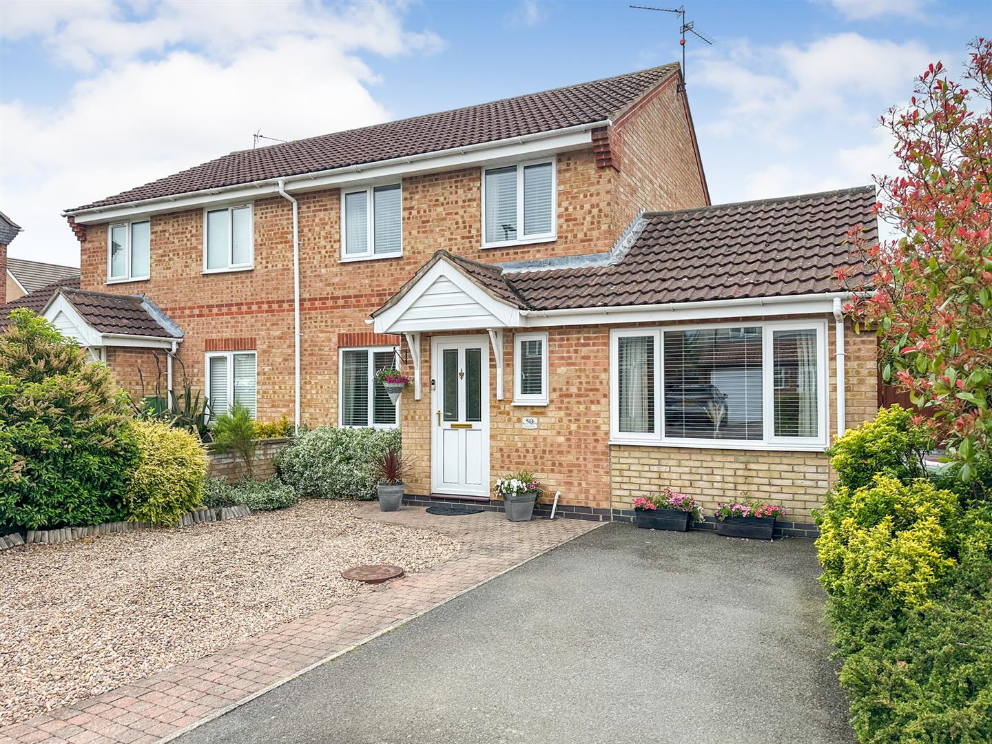 3 bedroom Semi-detached house Under Offer