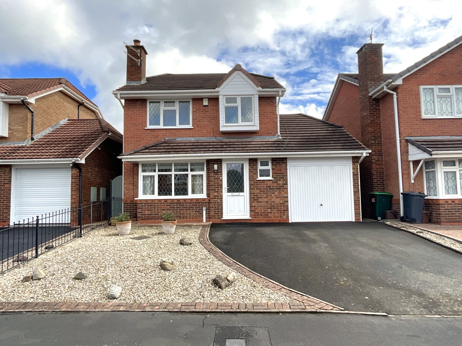 3 bedroom Detached house Under Offer