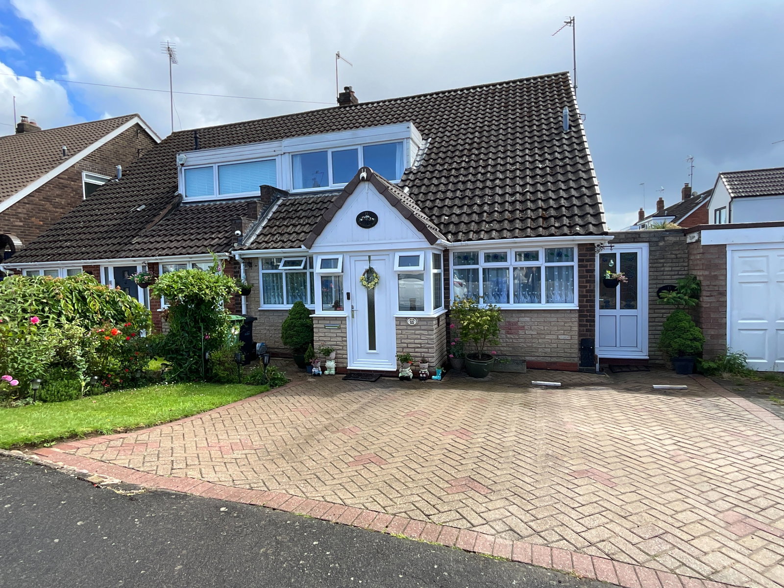 4 bedroom Semi-detached house Under Offer