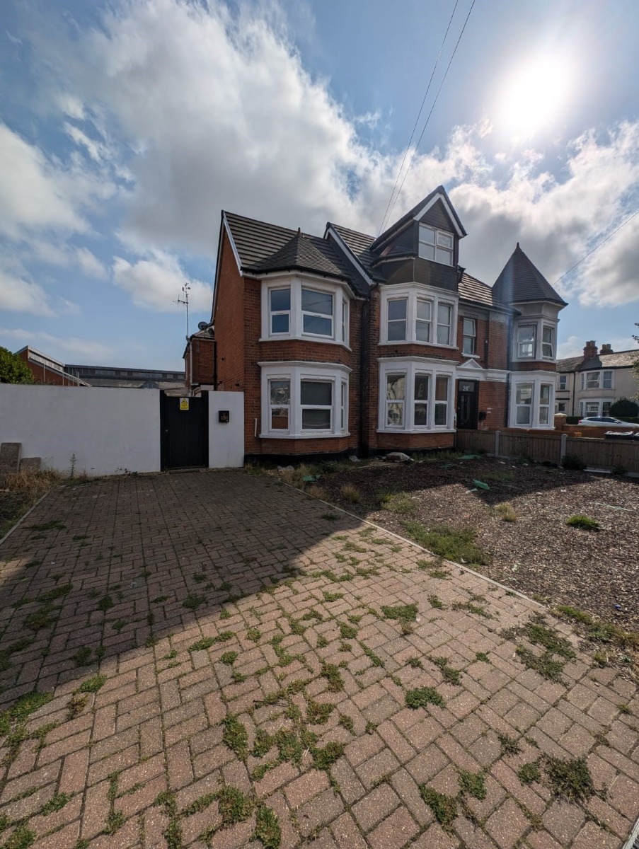 3 bedroom Semi-detached house To Let