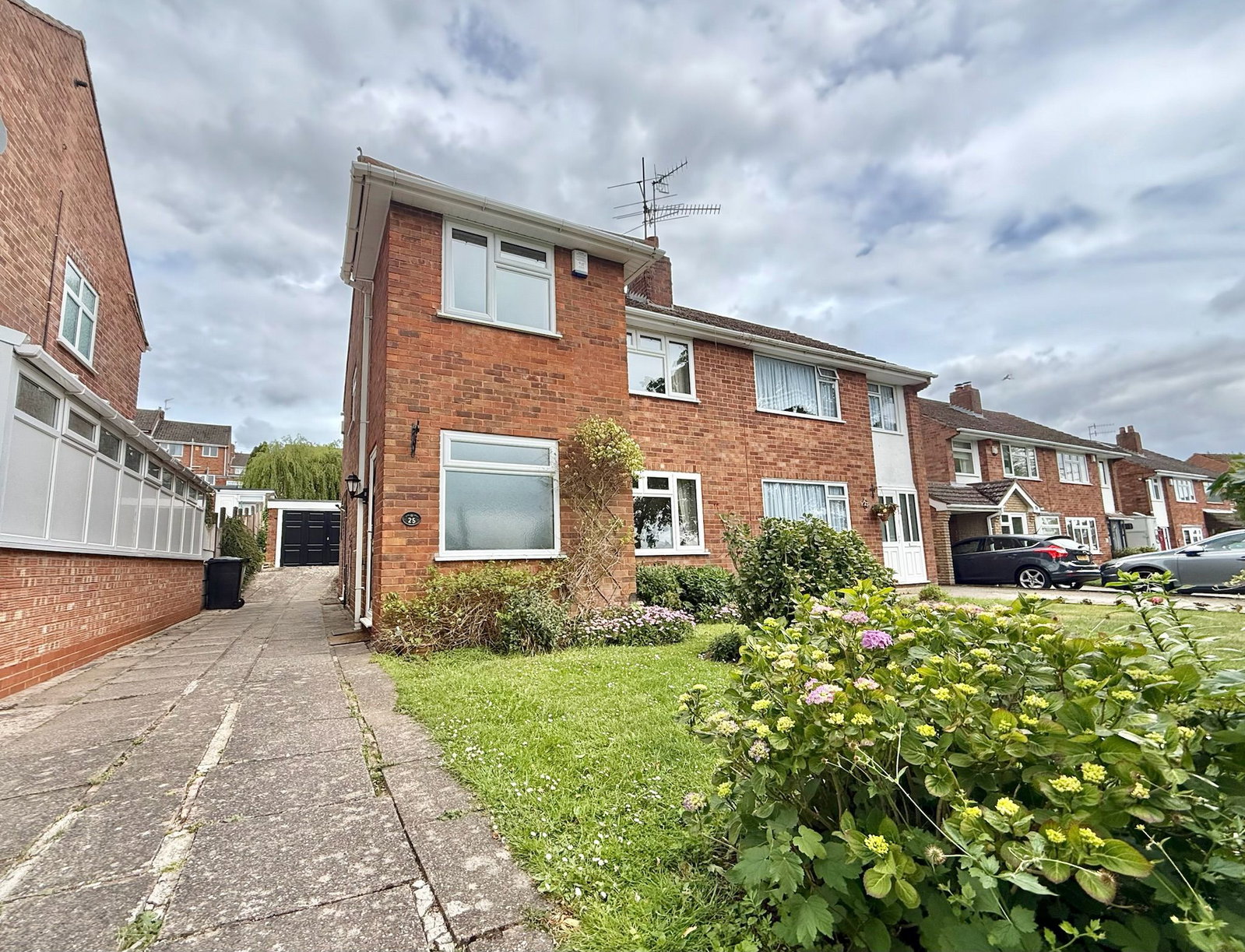 3 bedroom Semi-detached house Under Offer