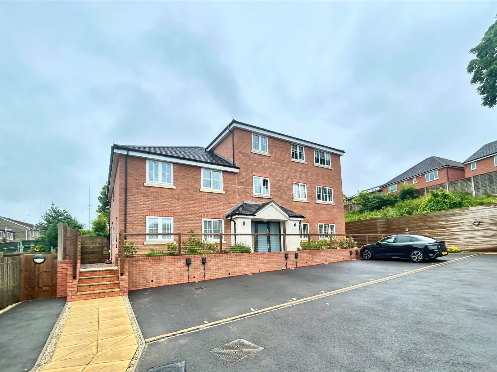 2 bedroom Flat For Sale