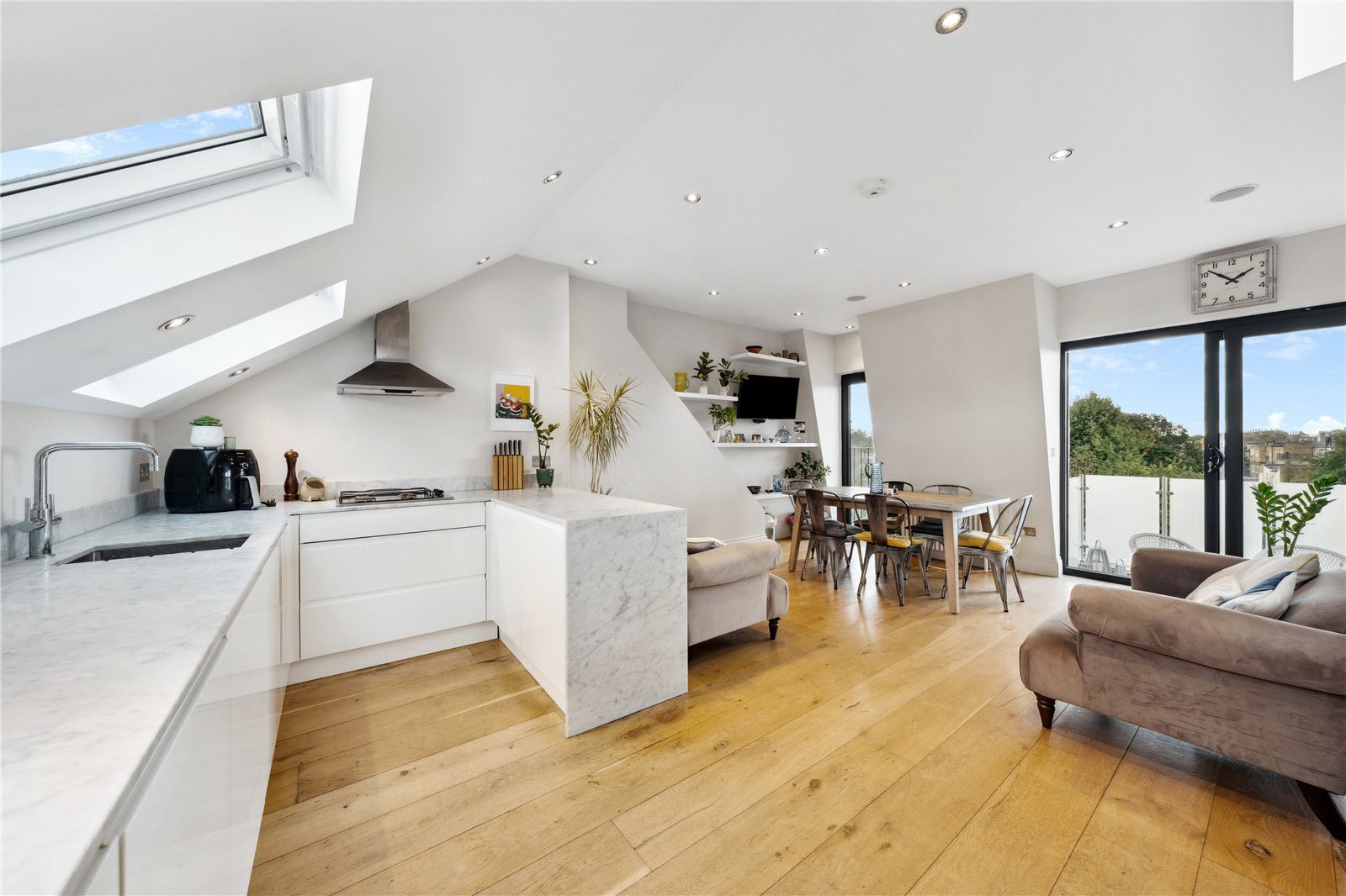 3 bedroom Flat For Sale