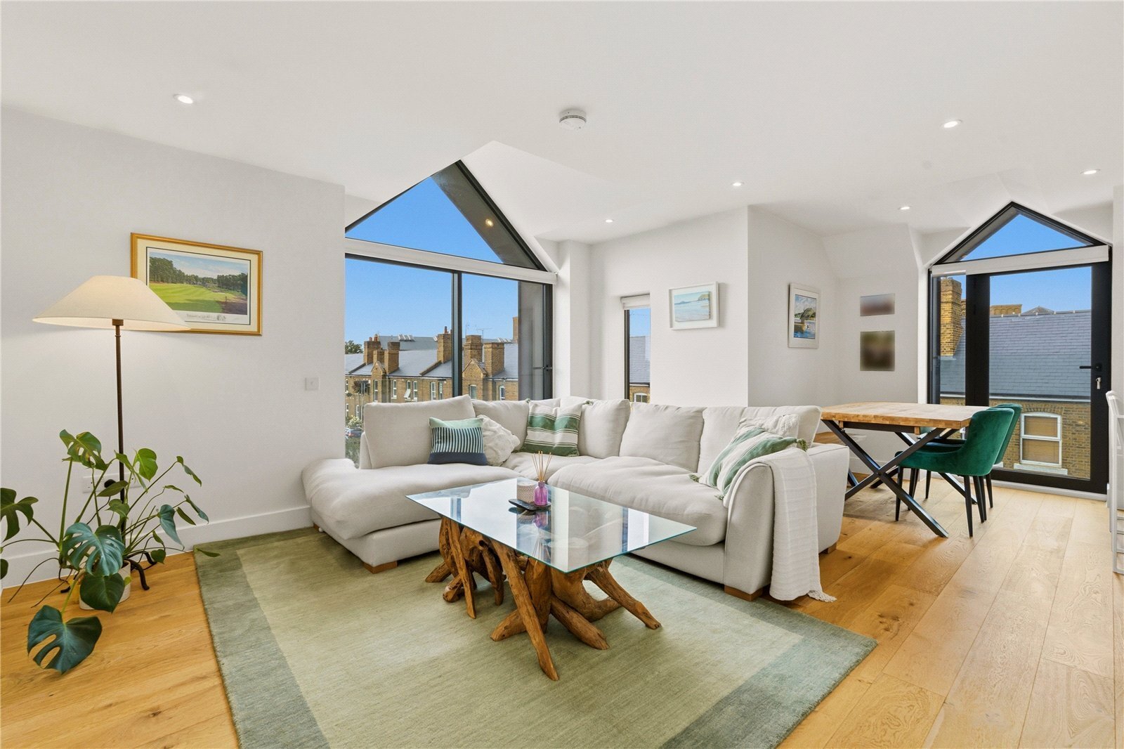 2 bedroom Flat For Sale