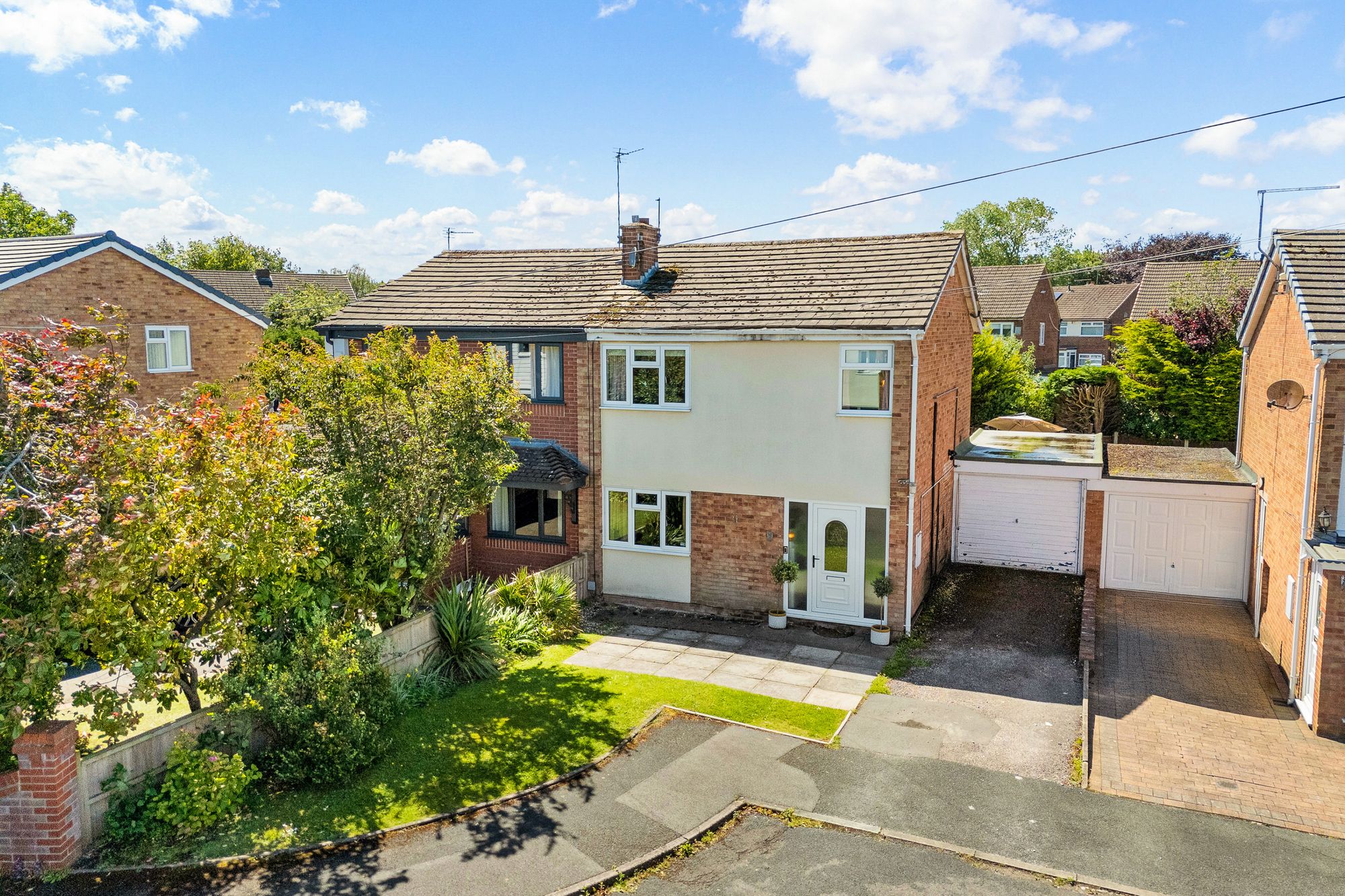 3 bedroom Semi-detached house Under Offer