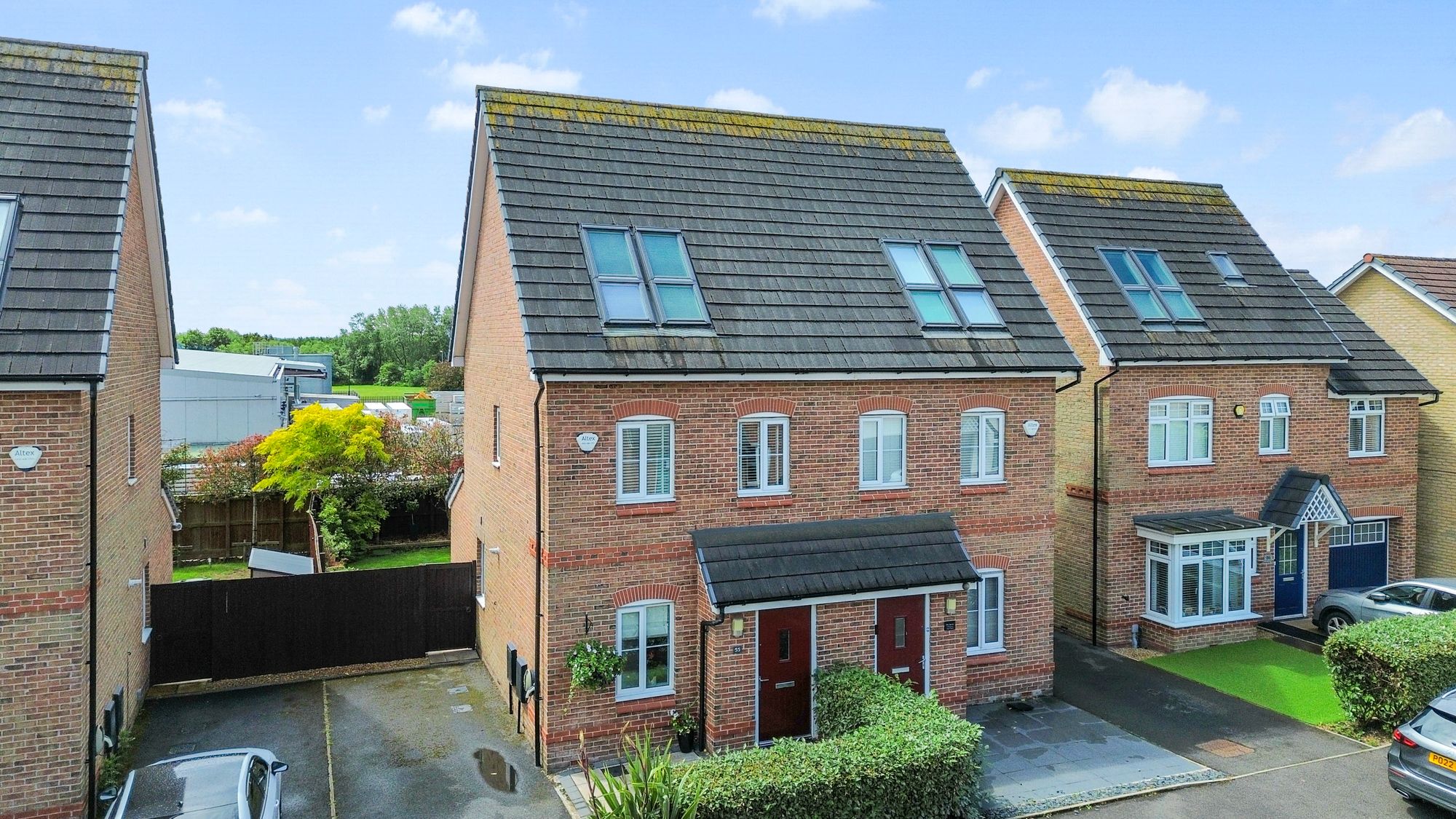 3 bedroom Semi-detached house Under Offer