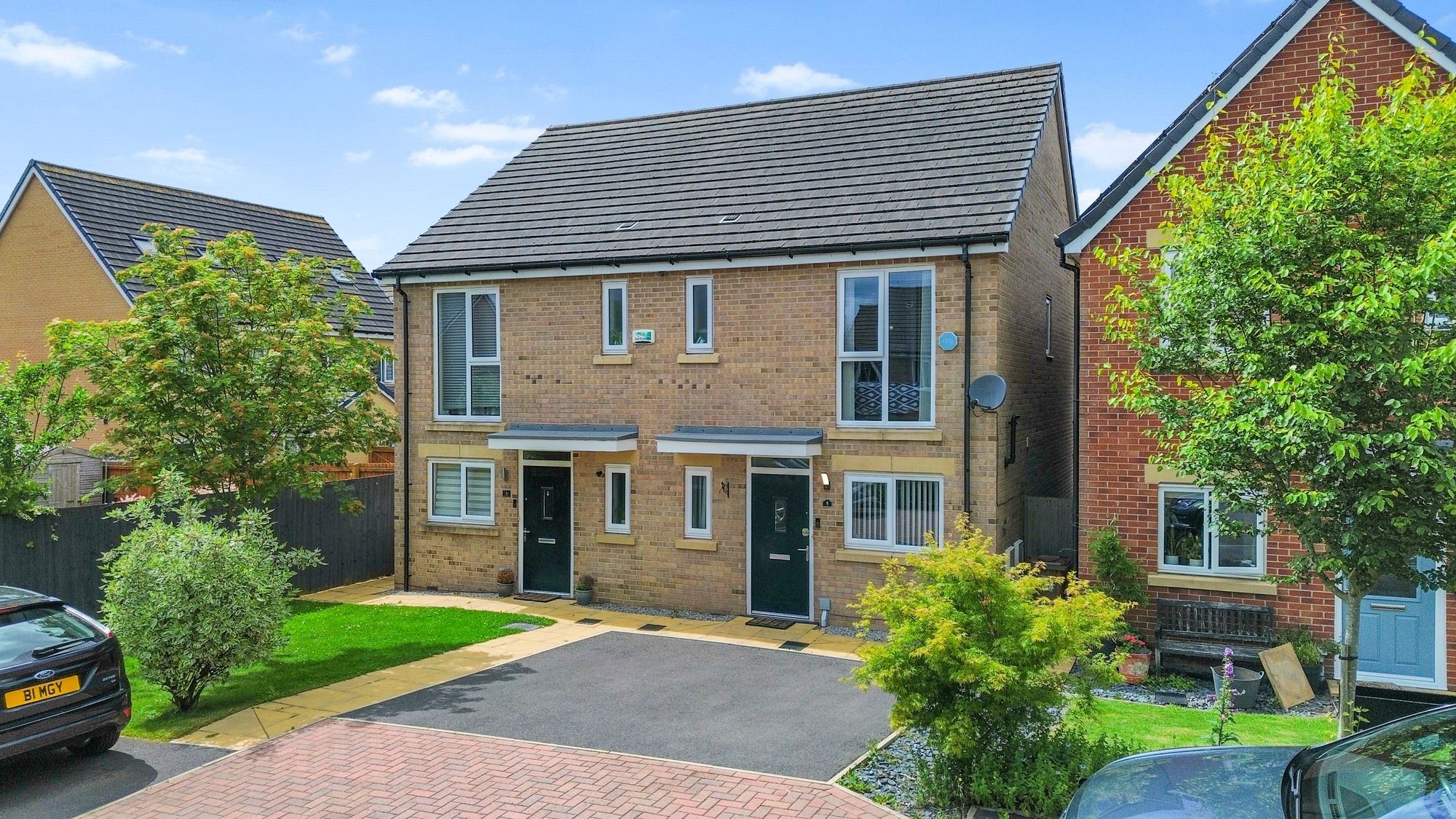 3 bedroom Semi-detached house Under Offer