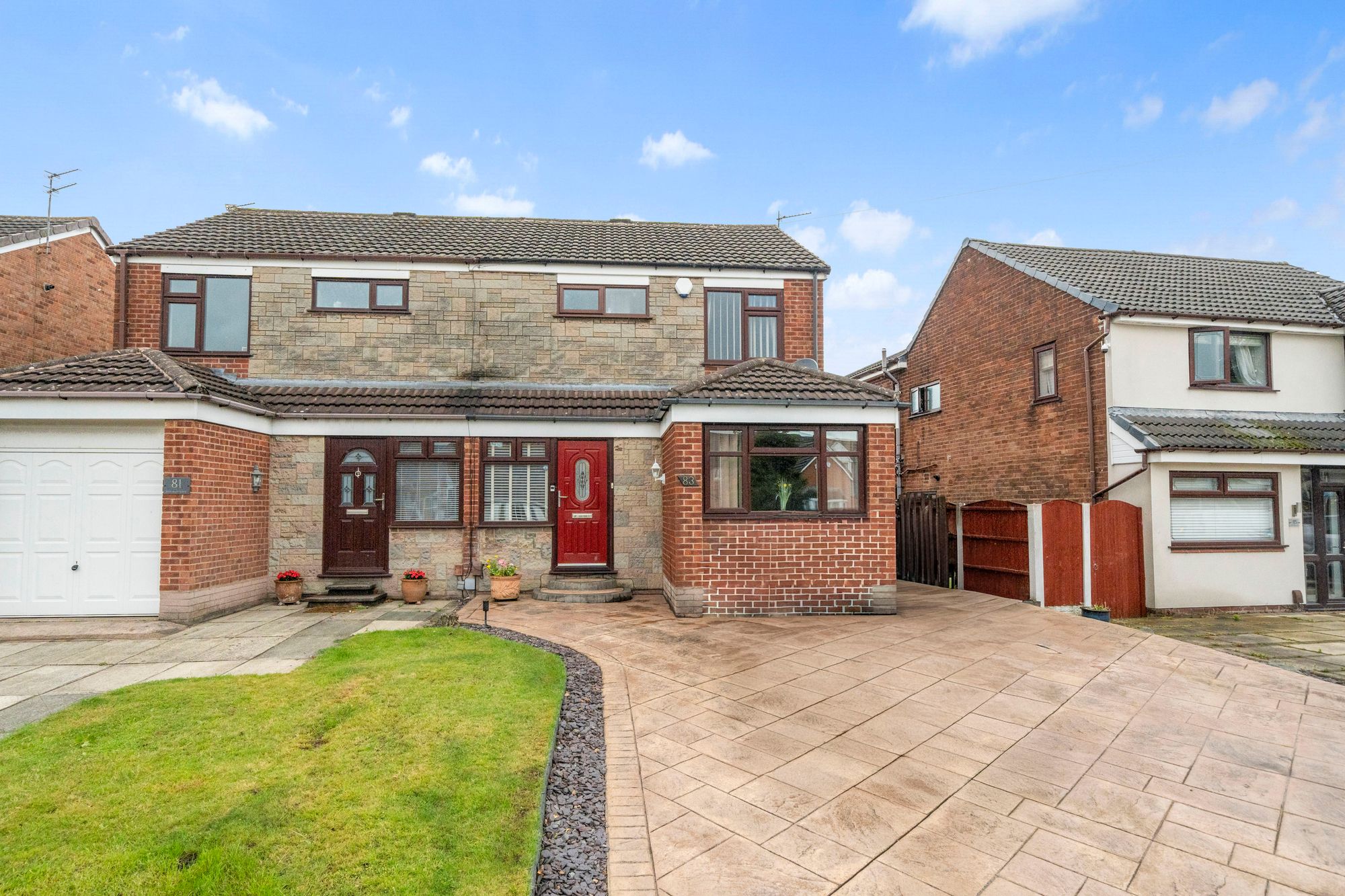 3 bedroom Semi-detached house Under Offer