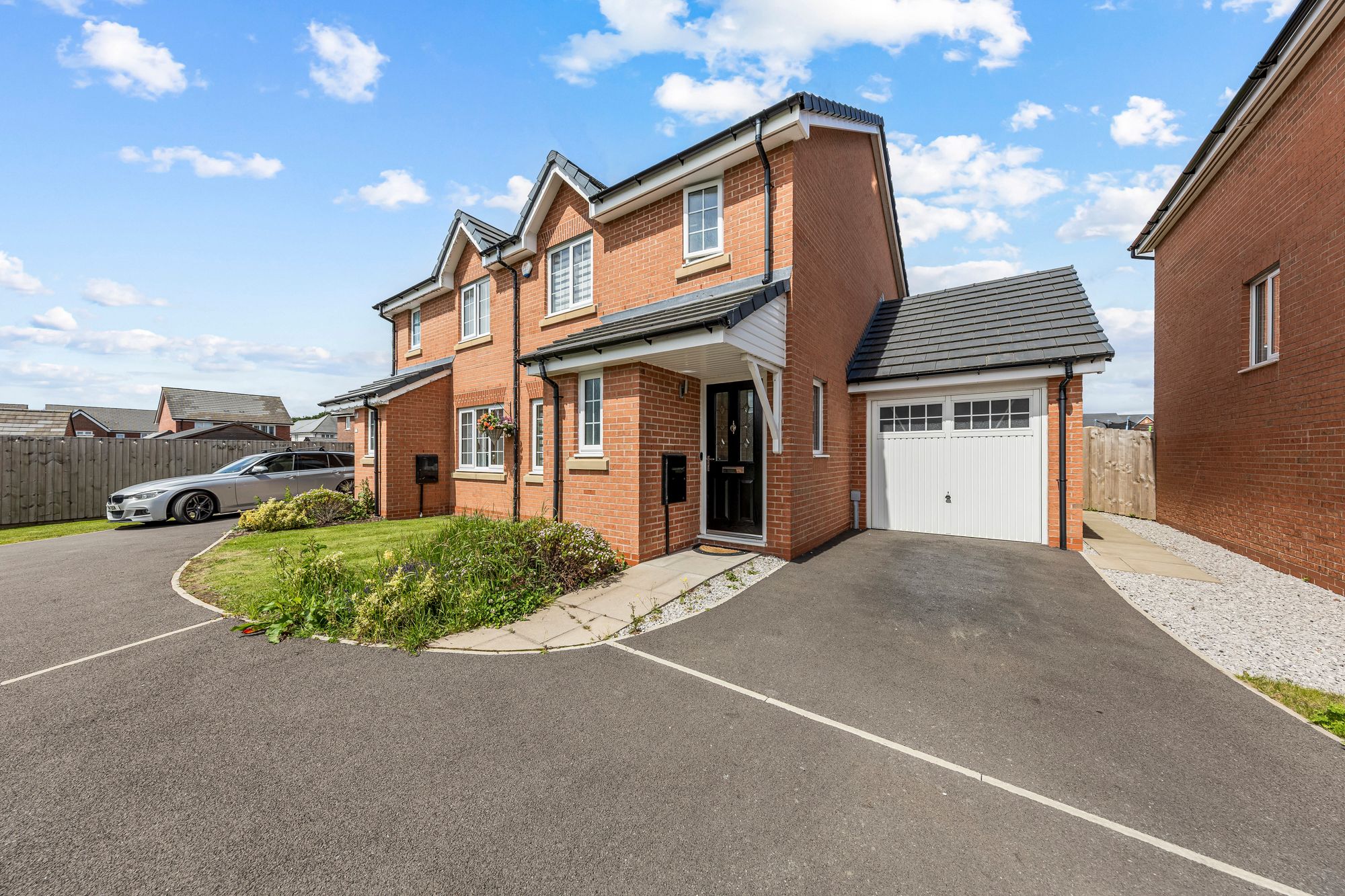 3 bedroom Semi-detached house Under Offer