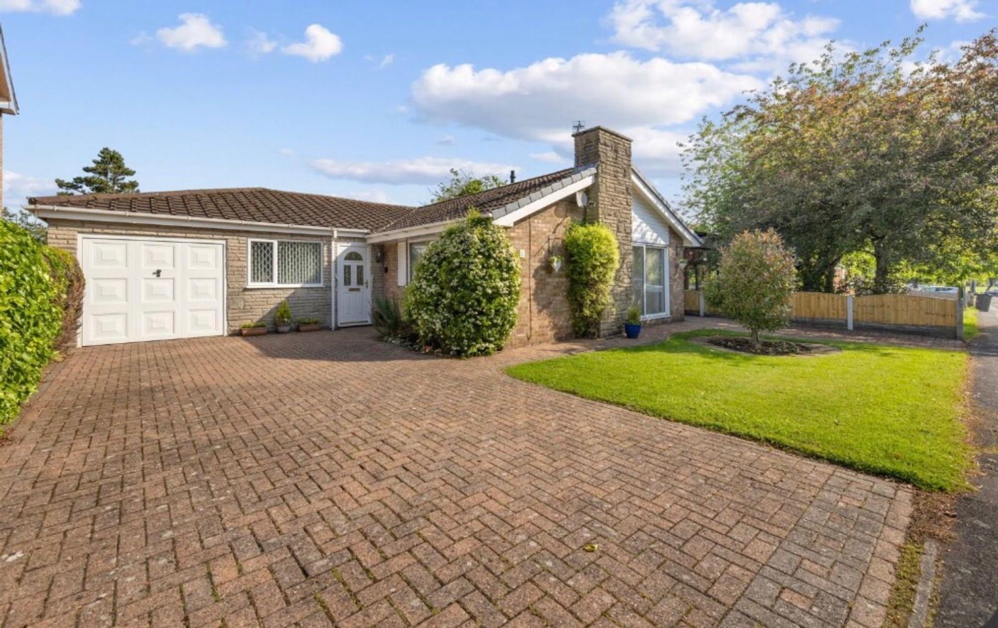 3 bedroom Detached bungalow Under Offer