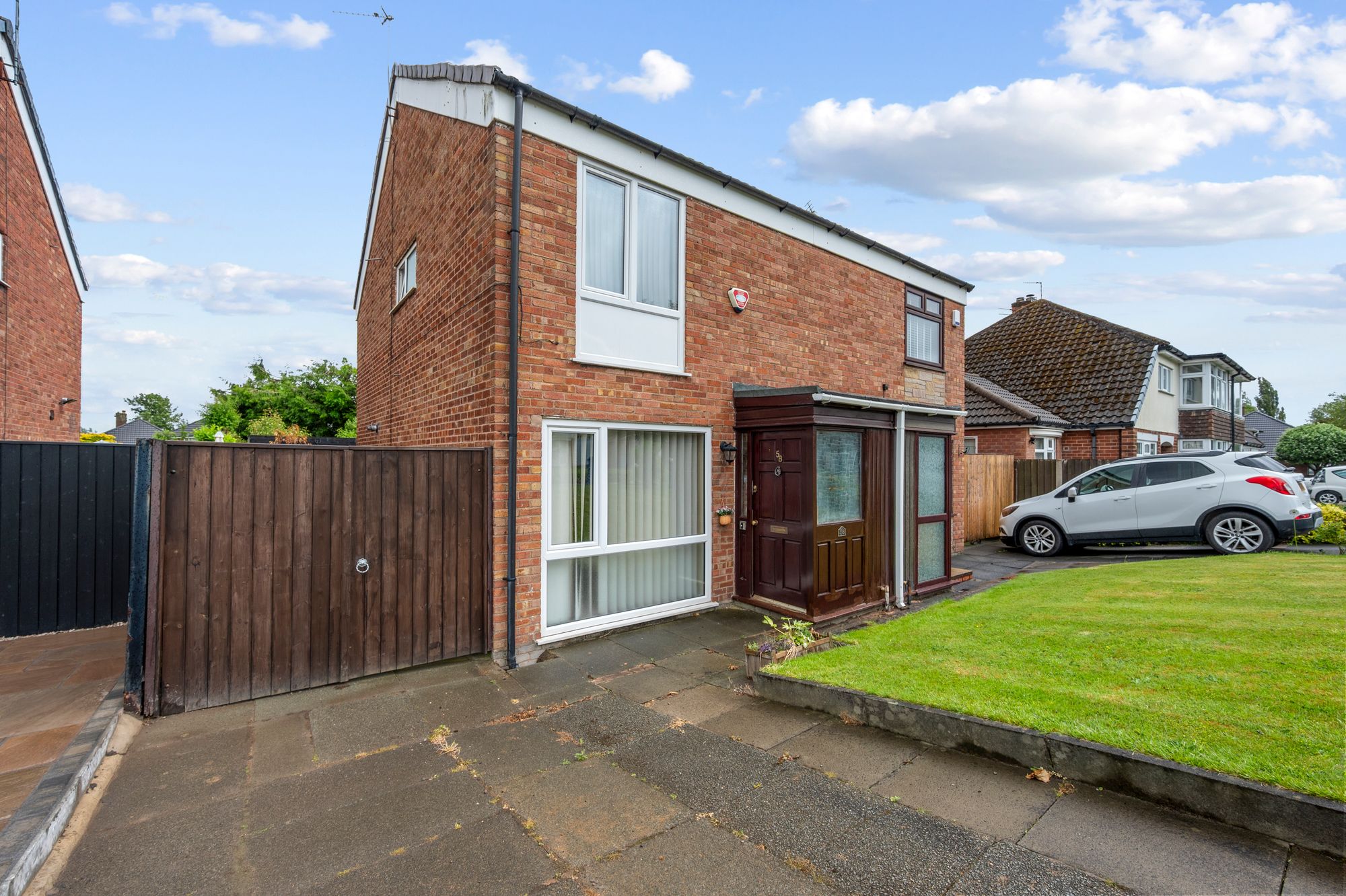 3 bedroom Semi-detached house Under Offer