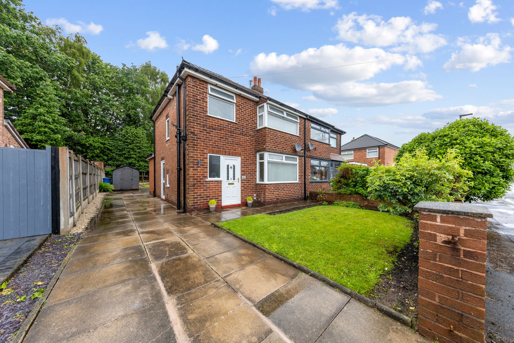3 bedroom Semi-detached house Under Offer