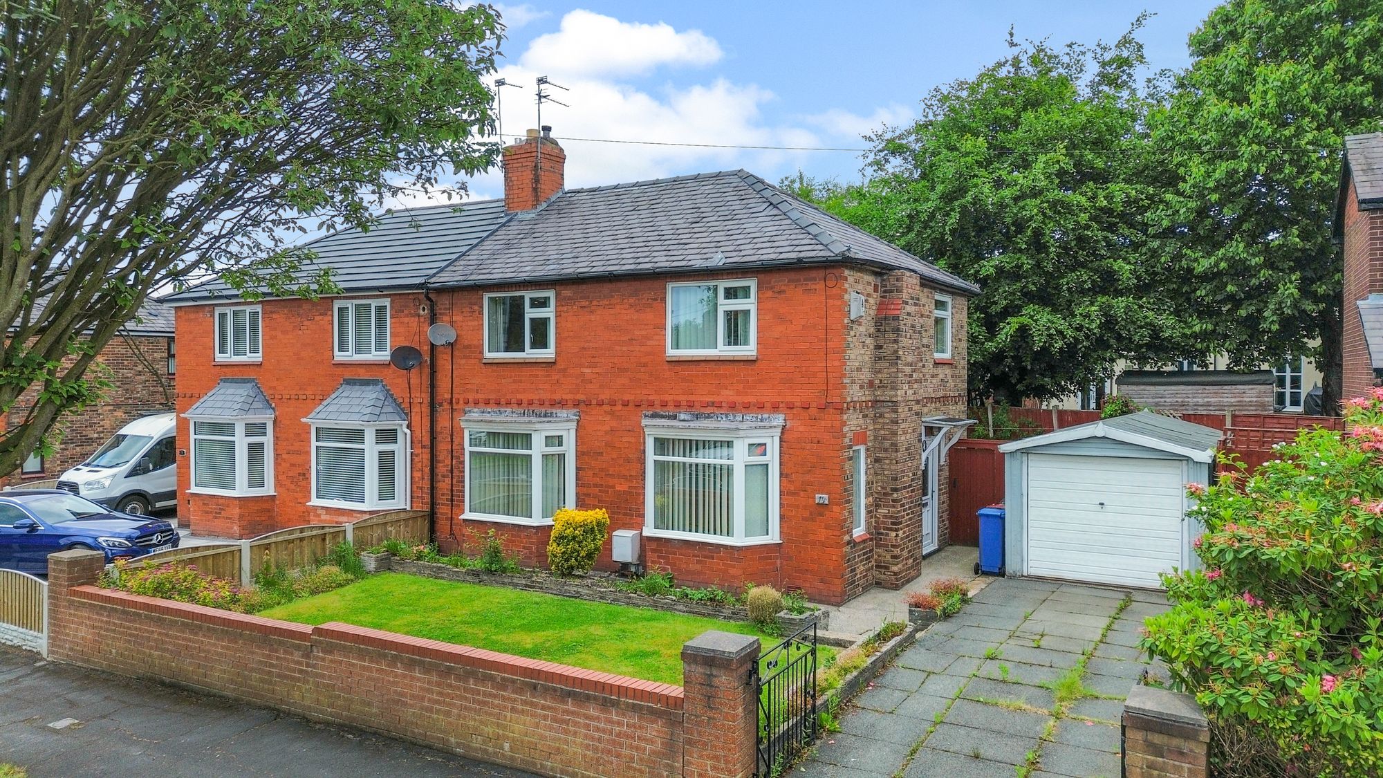3 bedroom Semi-detached house Under Offer