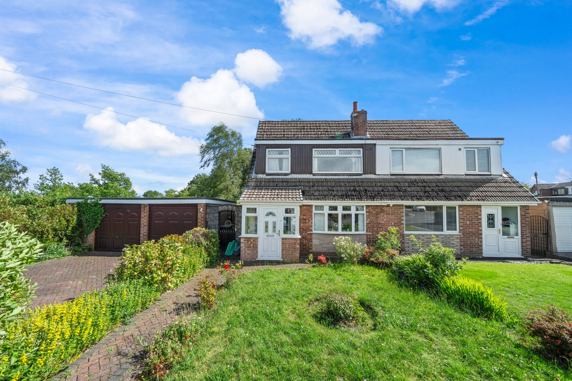 3 bedroom Semi-detached house Under Offer