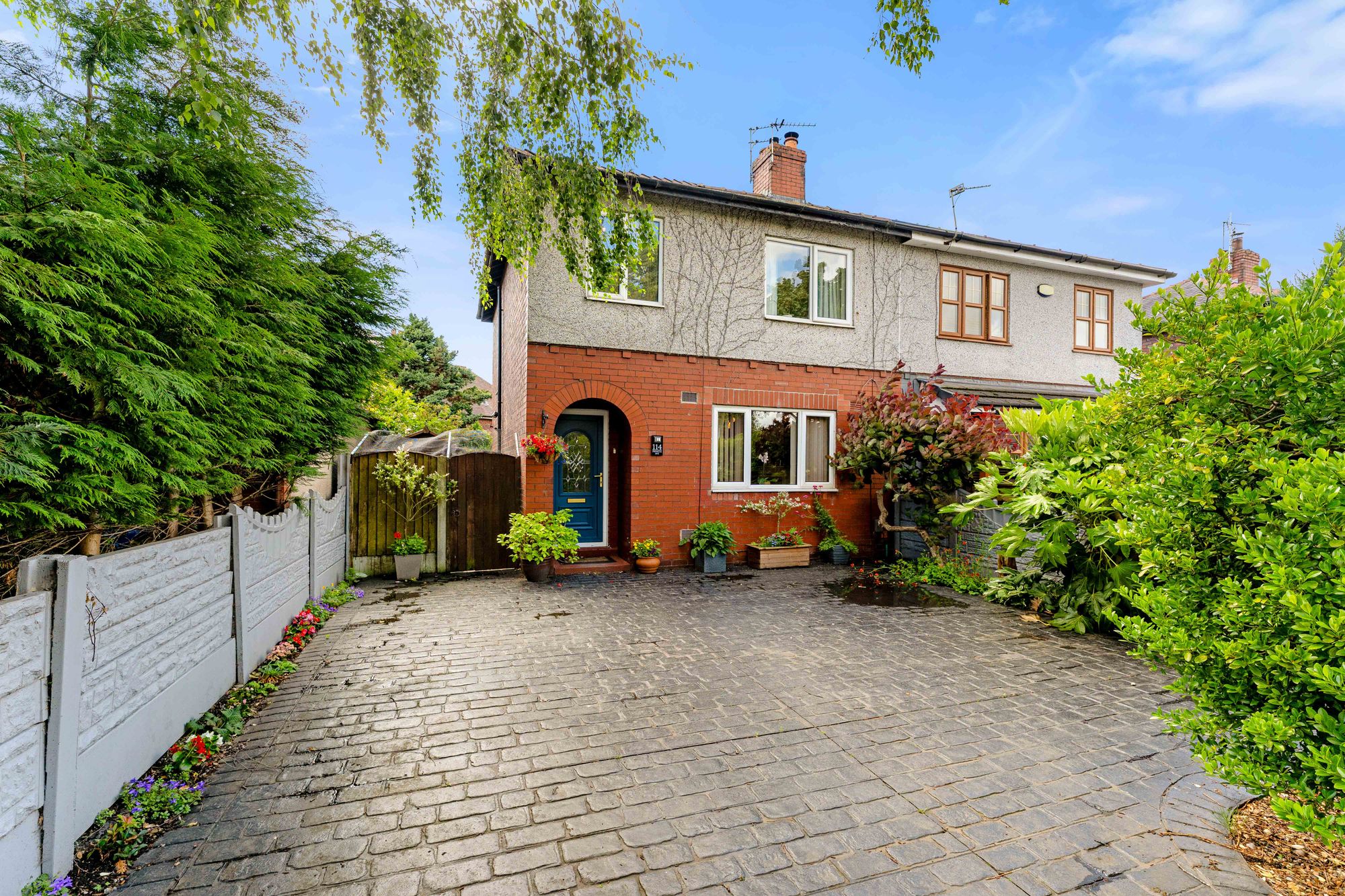 3 bedroom Semi-detached house Under Offer