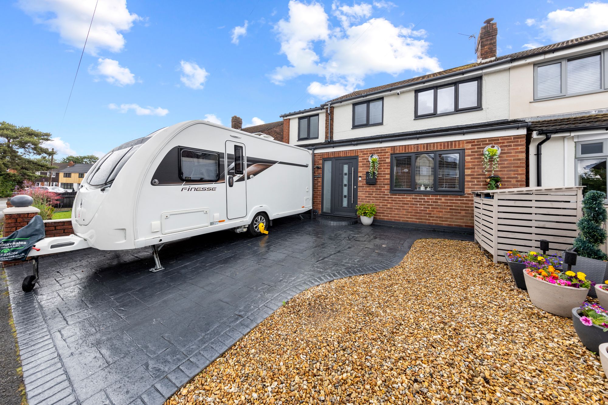 4 bedroom Semi-detached house Under Offer