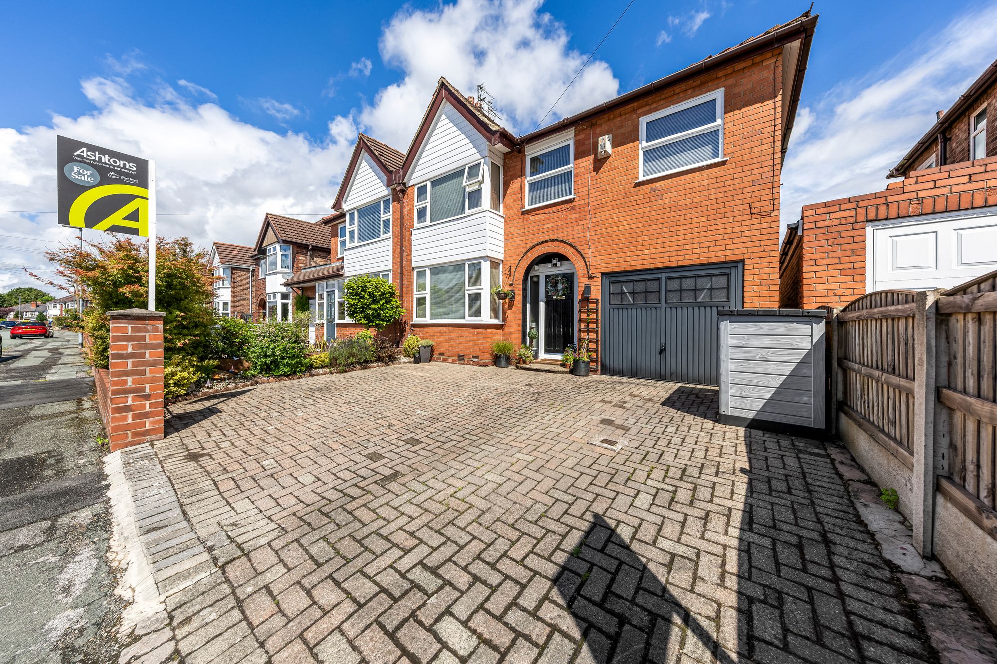 5 bedroom Semi-detached house Under Offer