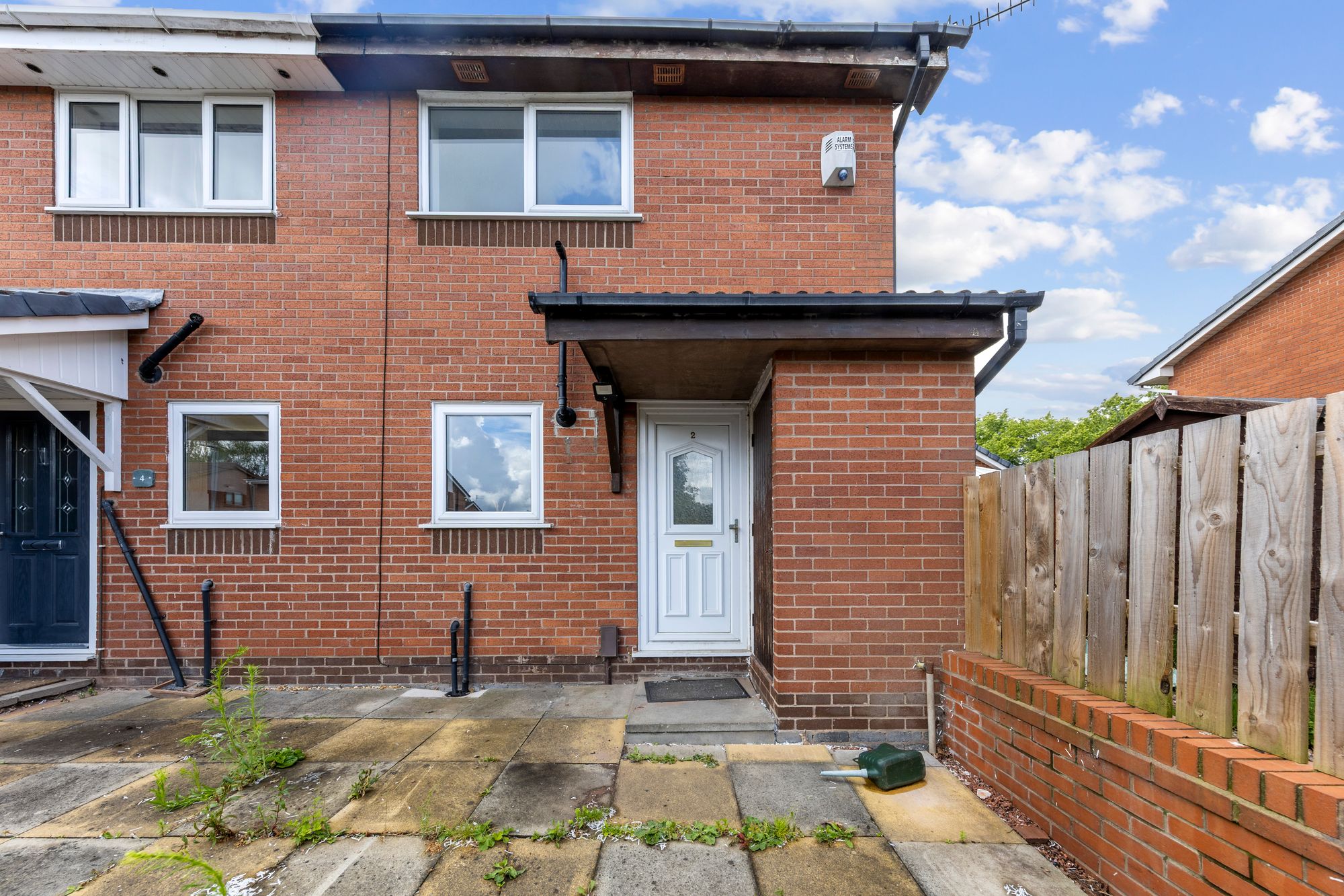 2 bedroom Semi-detached house Under Offer