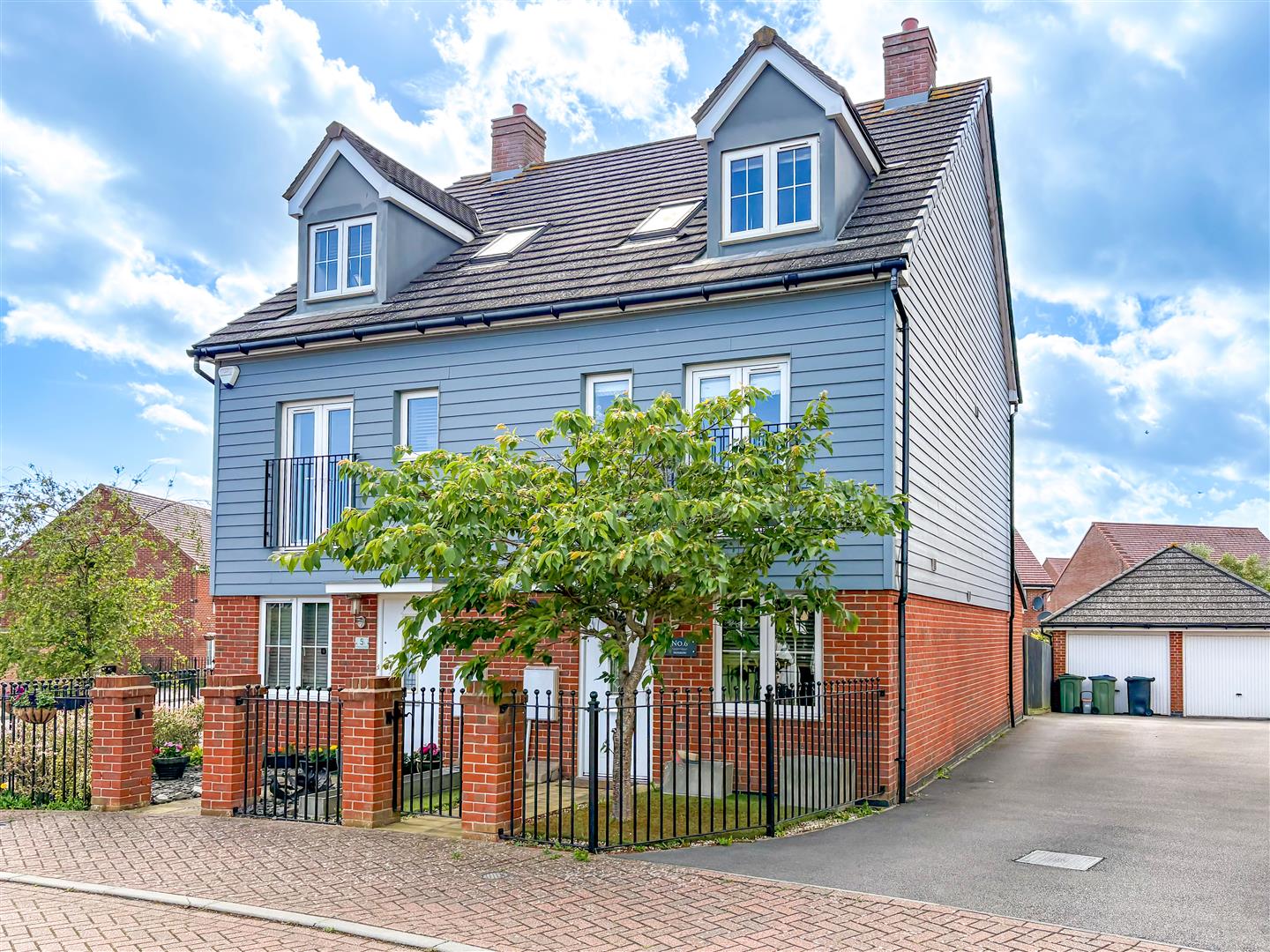 4 bedroom Semi-detached house For Sale