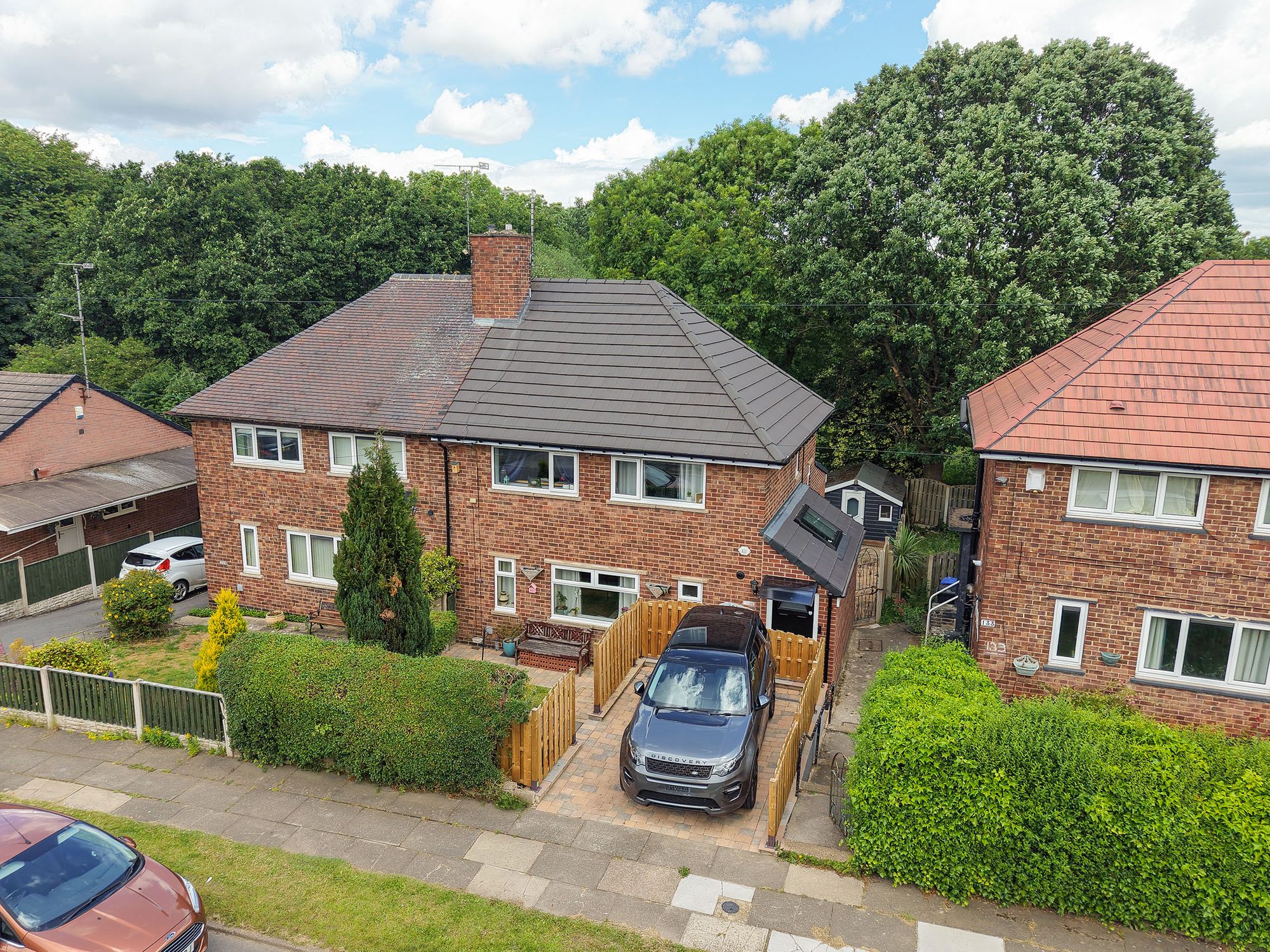 3 bedroom Semi-detached house Under Offer